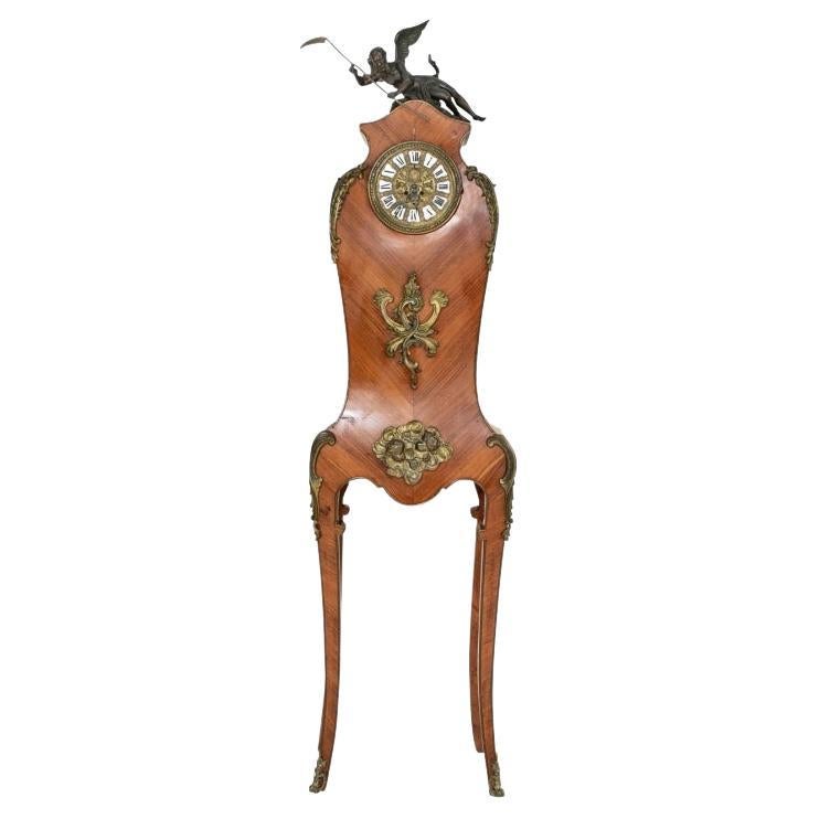 L'horloge Kienzle fonctionne de style Louis XV avec grand boîtier et dessus figuratif en bronze 
