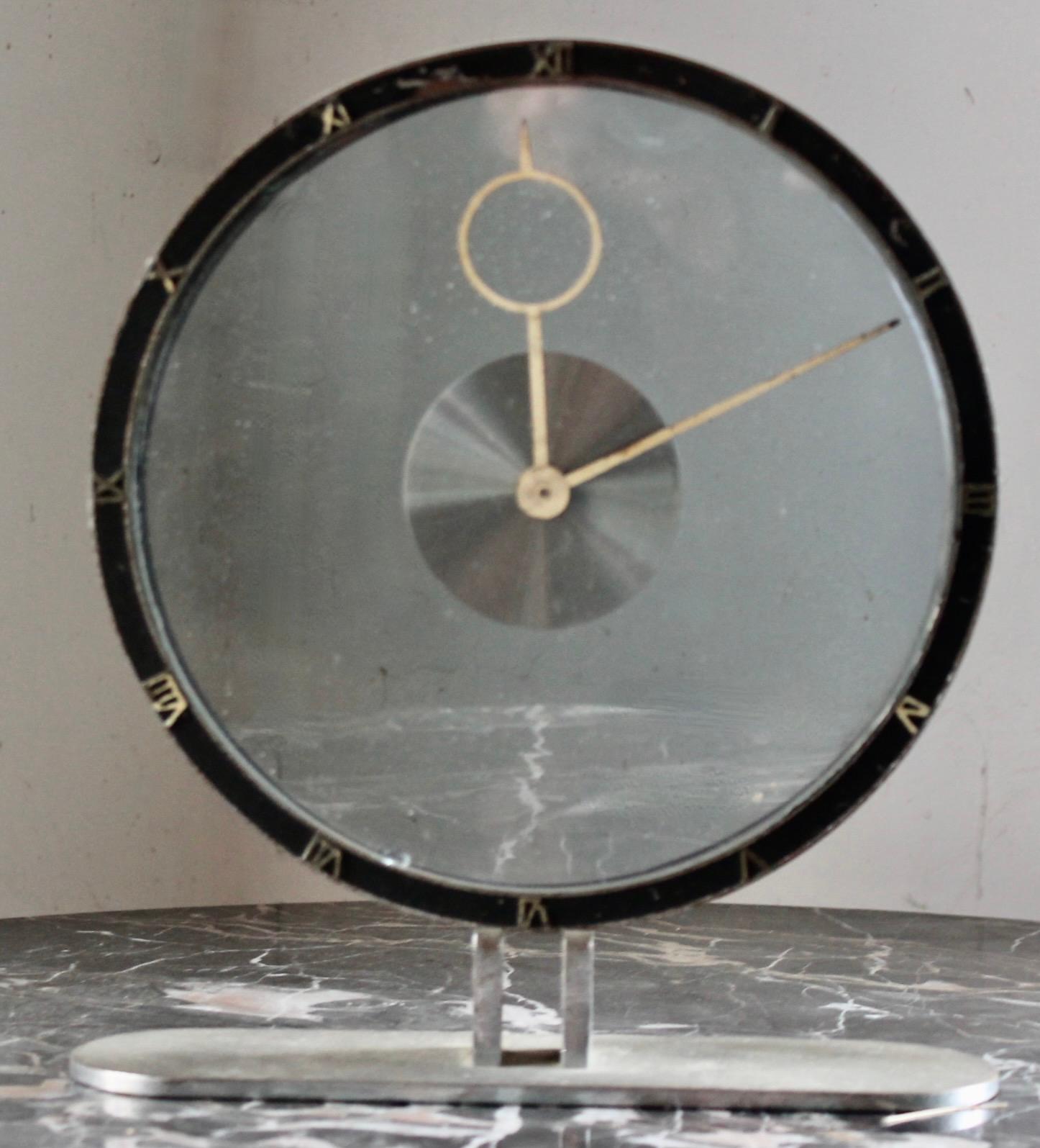 Heinrich Moller per Kienzle, 1932.  Un orologio da tavolo modernista.  Quadrante in ottone cromato, vetro e smalto nero con numeri in ottone e lancette bianche.