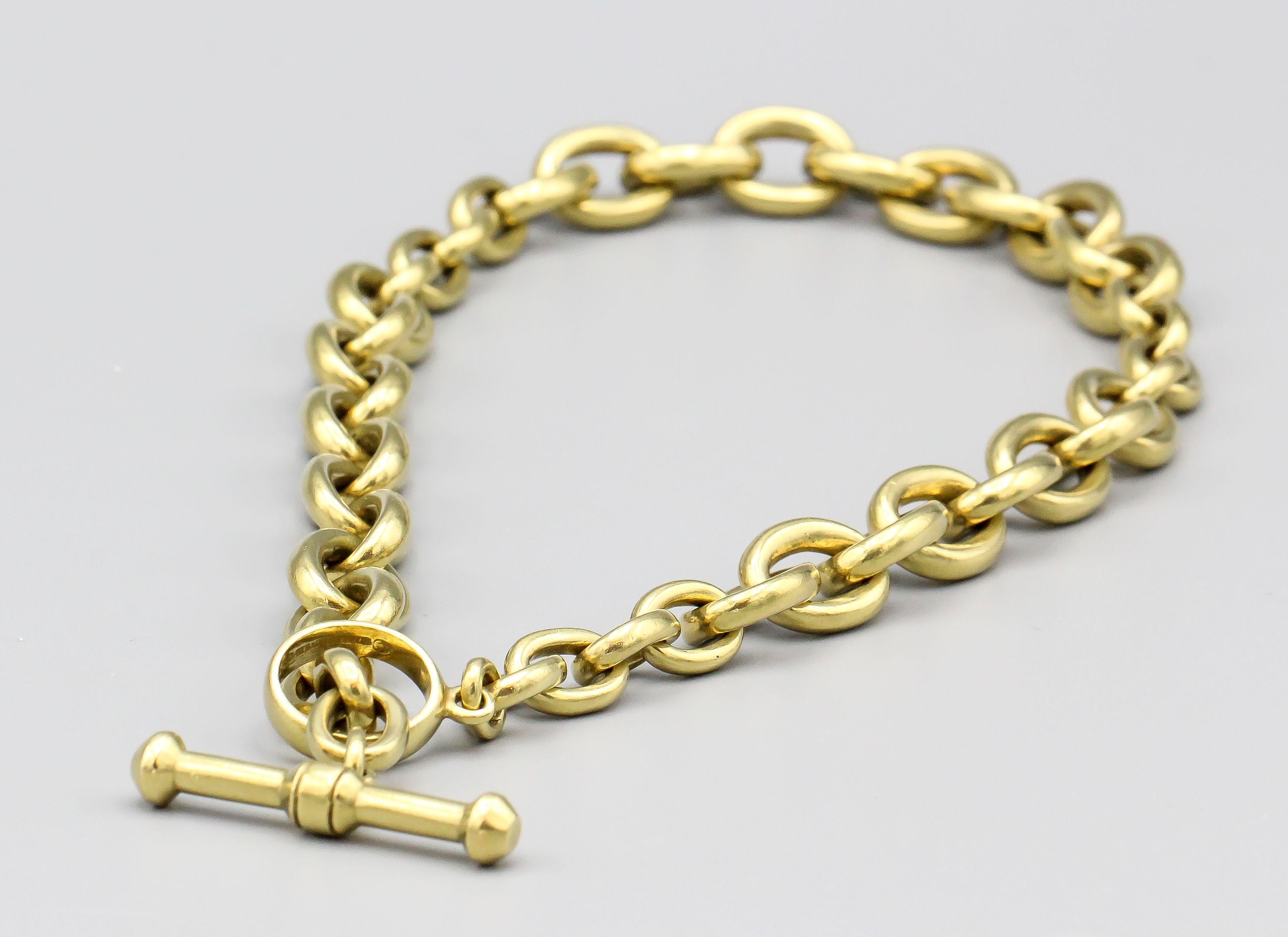 
Zeitlose Eleganz: Kieselstein-Cord 18 Karat Gold Toggle Link Halskette
Diese luxuriöse 18 Karat goldene Gliederkette des renommierten Designers Kieselstein-Cord verkörpert Raffinesse und zeitlosen Stil. Gefertigt aus massivem Gold mit einem satten,