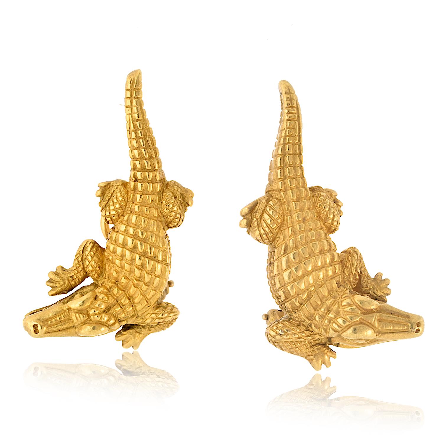 Discover the captivating allure of these 18K yellow gold alligator earrings by Barry Kieselstein-Cord, a bold design from his iconic 1988 collection.  

Expertly crafted in the designer's signature greenish-yellow gold alloy with a smooth matte