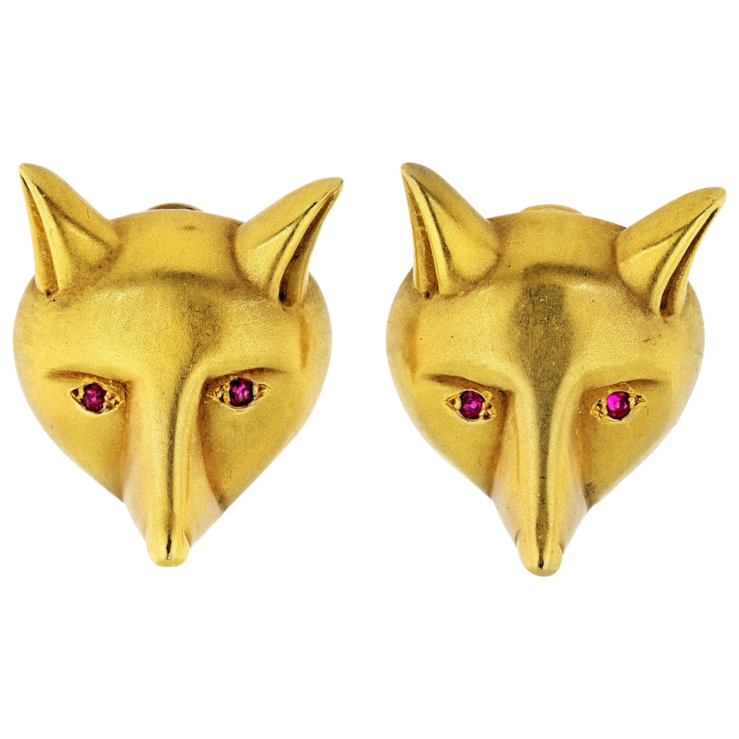 KIESELSTEIN-CORD GOLD EARRINGS
Each designed as a stylized fox head with a matte finish
Signature: Kieselstein Cord
Marks: 1986 18K with maker's mark.
Clip-on closure.
L: 30mm