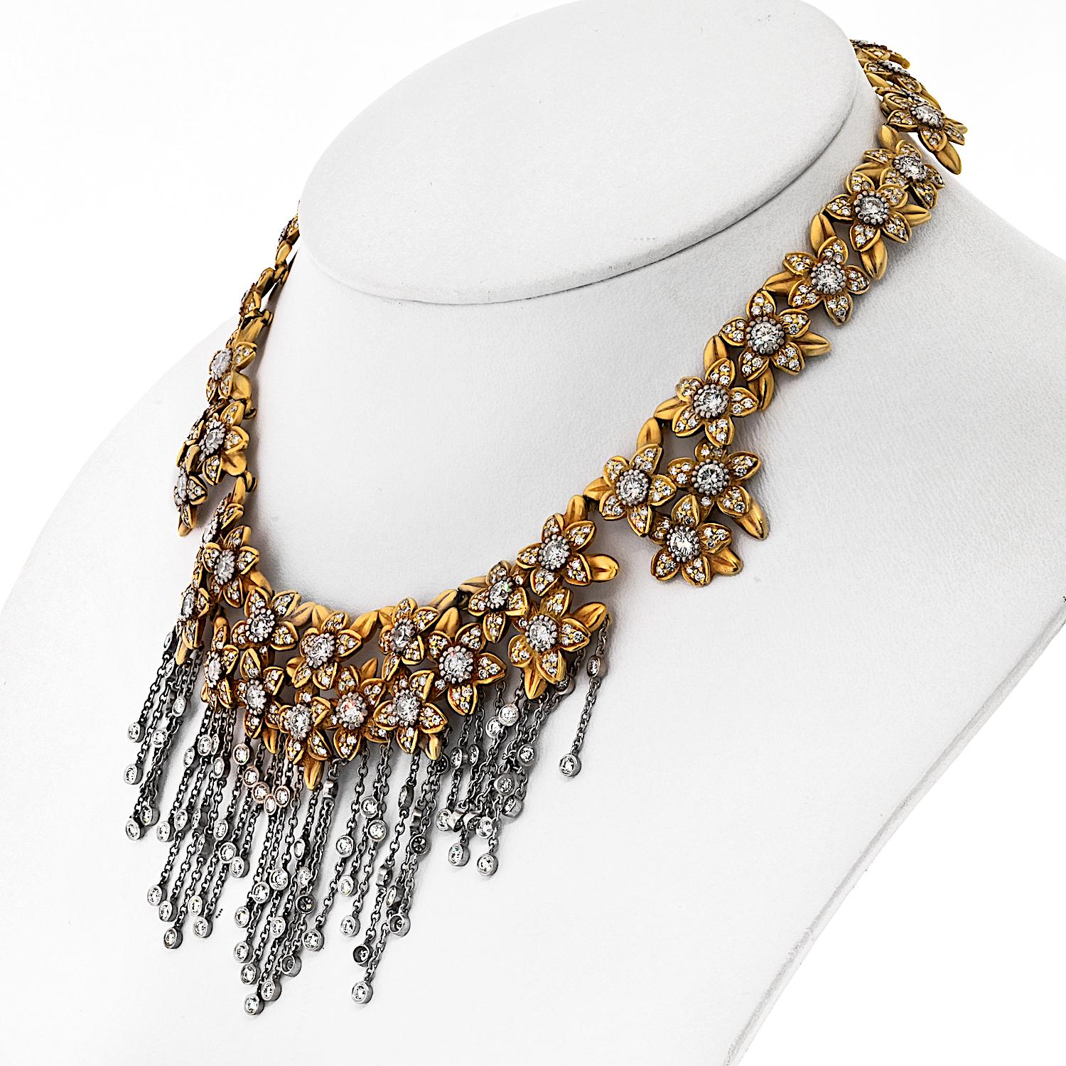 Moderno Kieselstein Corde 18 carati, due tonalità di diamanti, collana con fiori e nappe penzolanti in vendita