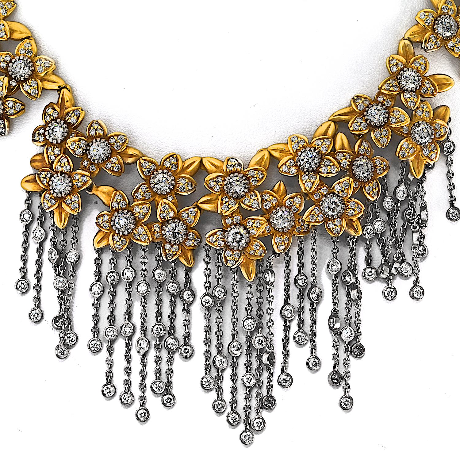 Taglio rotondo Kieselstein Corde 18 carati, due tonalità di diamanti, collana con fiori e nappe penzolanti in vendita