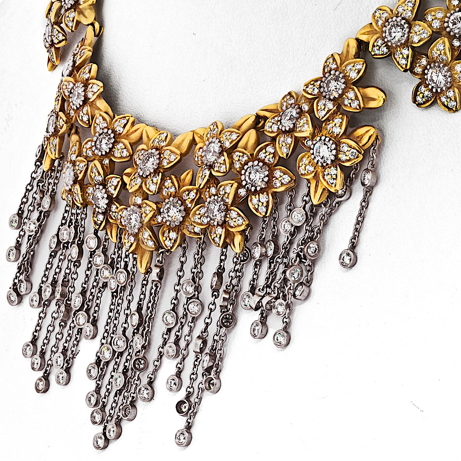Kieselstein Corde 18 carati, due tonalità di diamanti, collana con fiori e nappe penzolanti In condizioni ottime in vendita a New York, NY