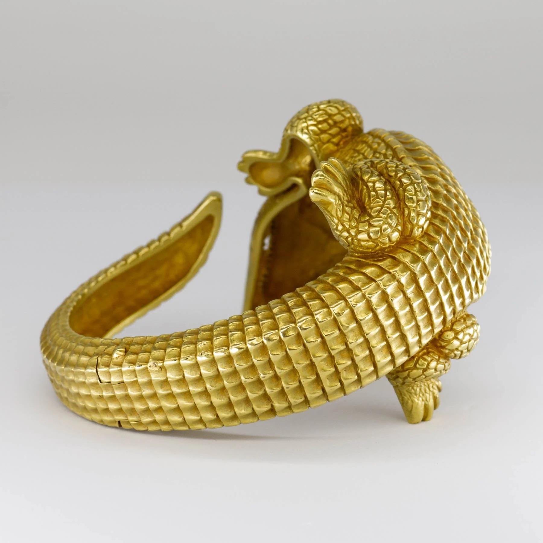 L'iconico bracciale Alligator di Barry Kieselstein-Cord in oro 18 carati è un gioiello di grande impatto. È caratterizzato da un alligatore arrotolato e reclinato con dettagli a forma di cresta, che mette in mostra l'estetica distintiva di