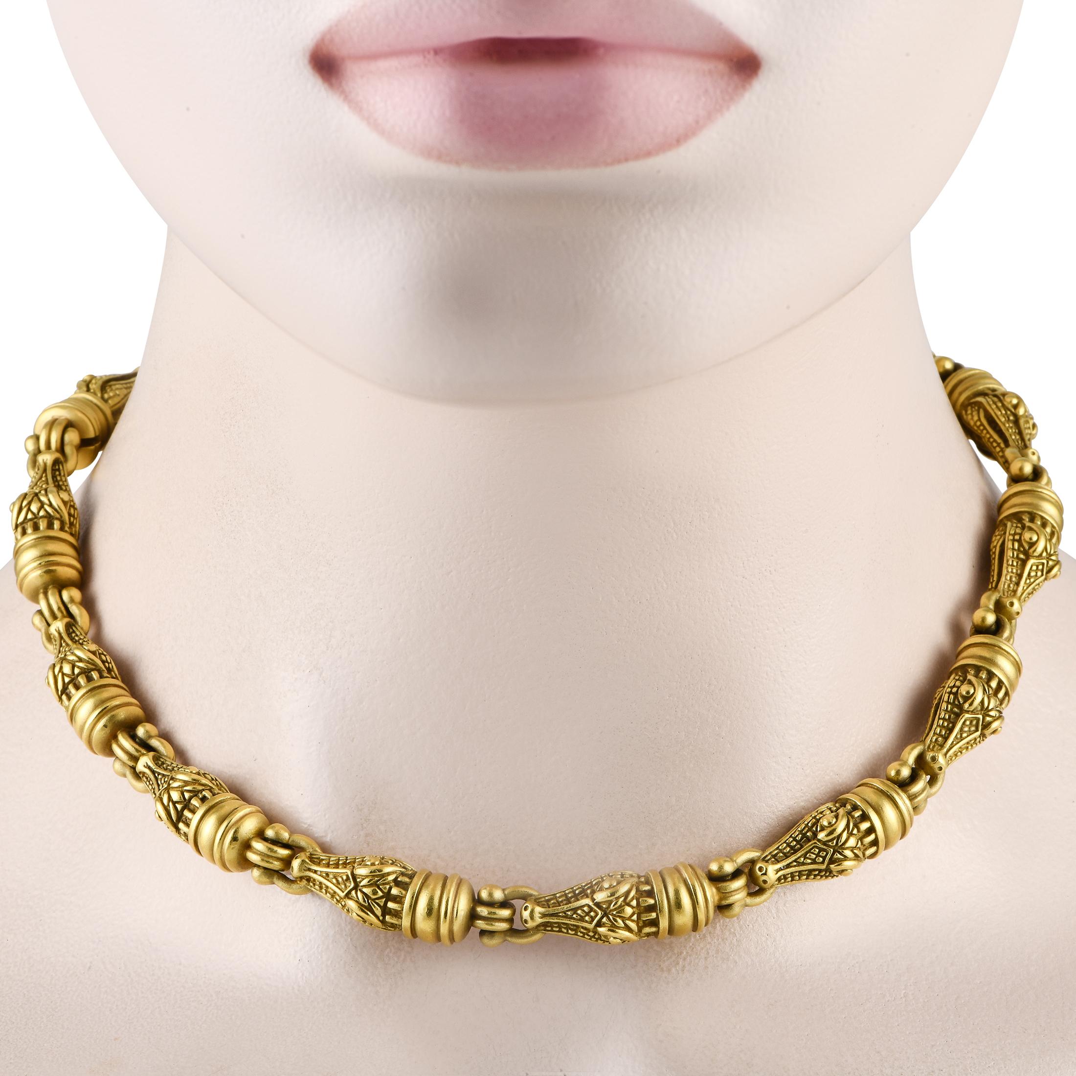 Setzen Sie mit dieser Kieselstein-CORD-Halskette ein gewagtes Styling-Statement. Dieses unverwechselbare Stück ist vollständig aus 18 Karat Gelbgold gefertigt. Es besteht aus einer Reihe von modellierten Alligatorköpfen, die durch halsbandartige