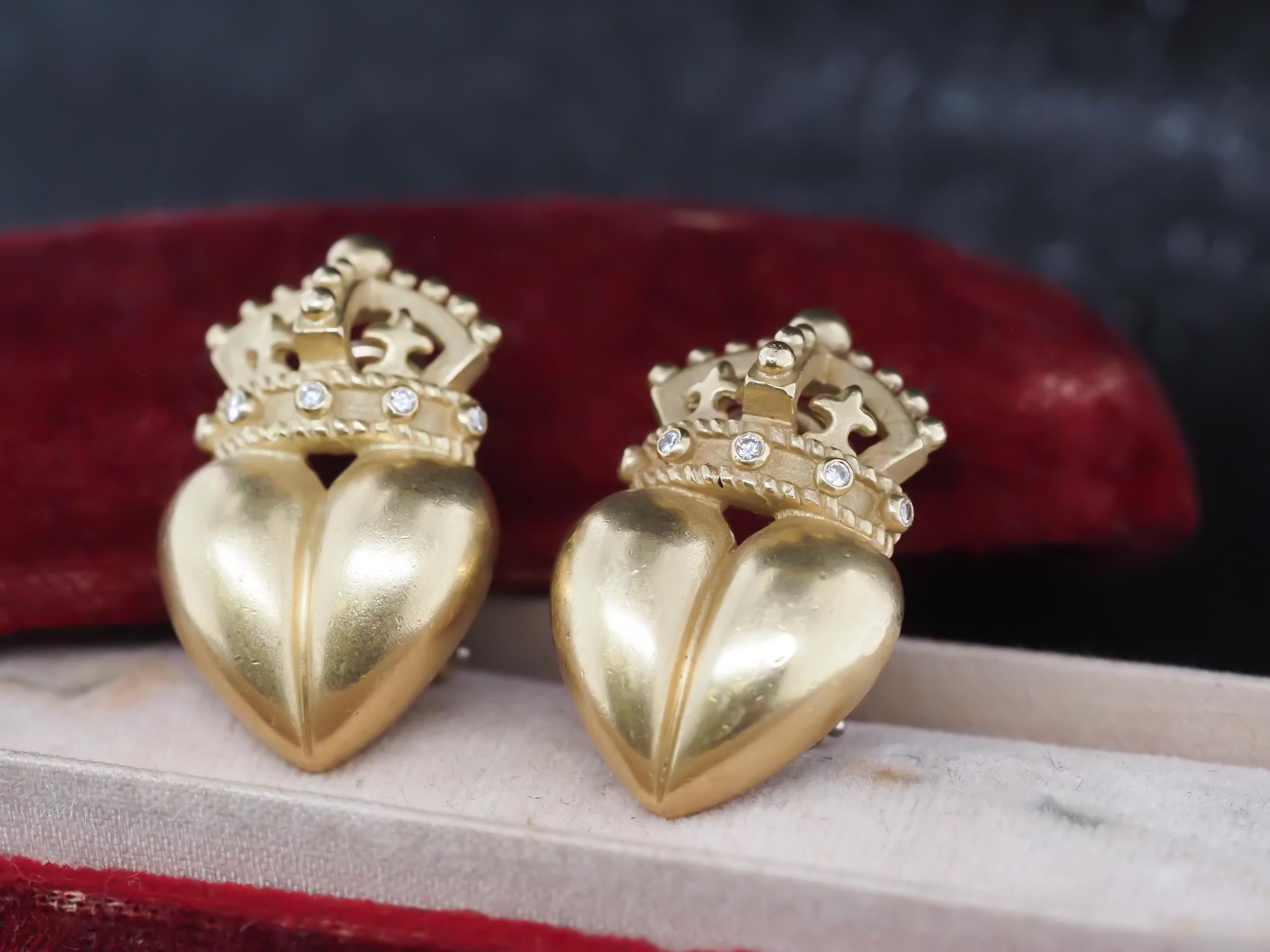 Kieselstein-Cord 18K Yellow Gold Crown Heart Diamond Earrings In Good Condition For Sale In Hicksville, NY
