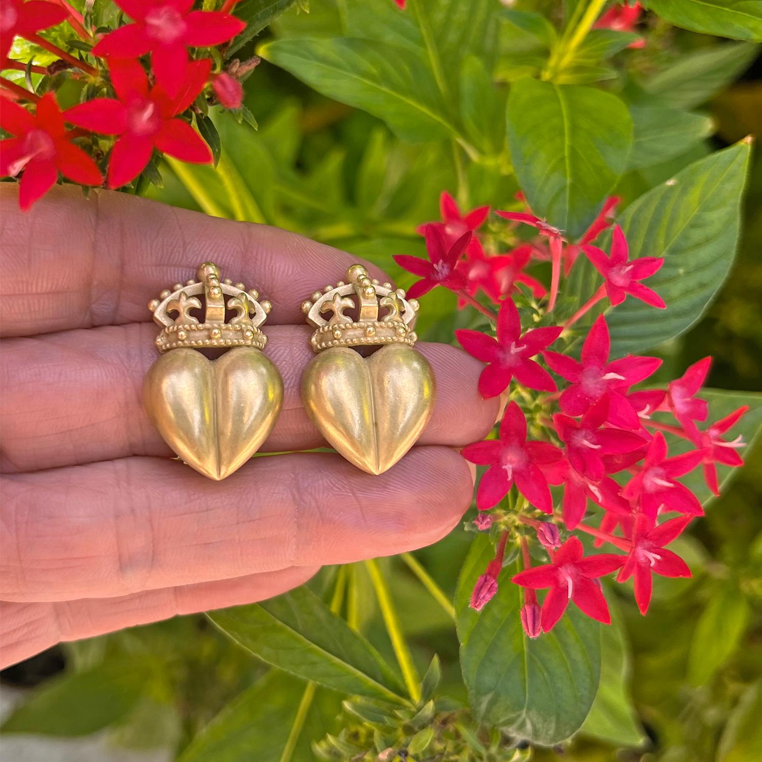 Kieselstein-Cord 18-karat yellow gold iconic crowned heart earrings. Dating back to 1987, these earrings feature a unique heart-shaped bottom section with an open crown motif on top, all adorned with a luxurious satin finish. 

Measuring 1.16 inches