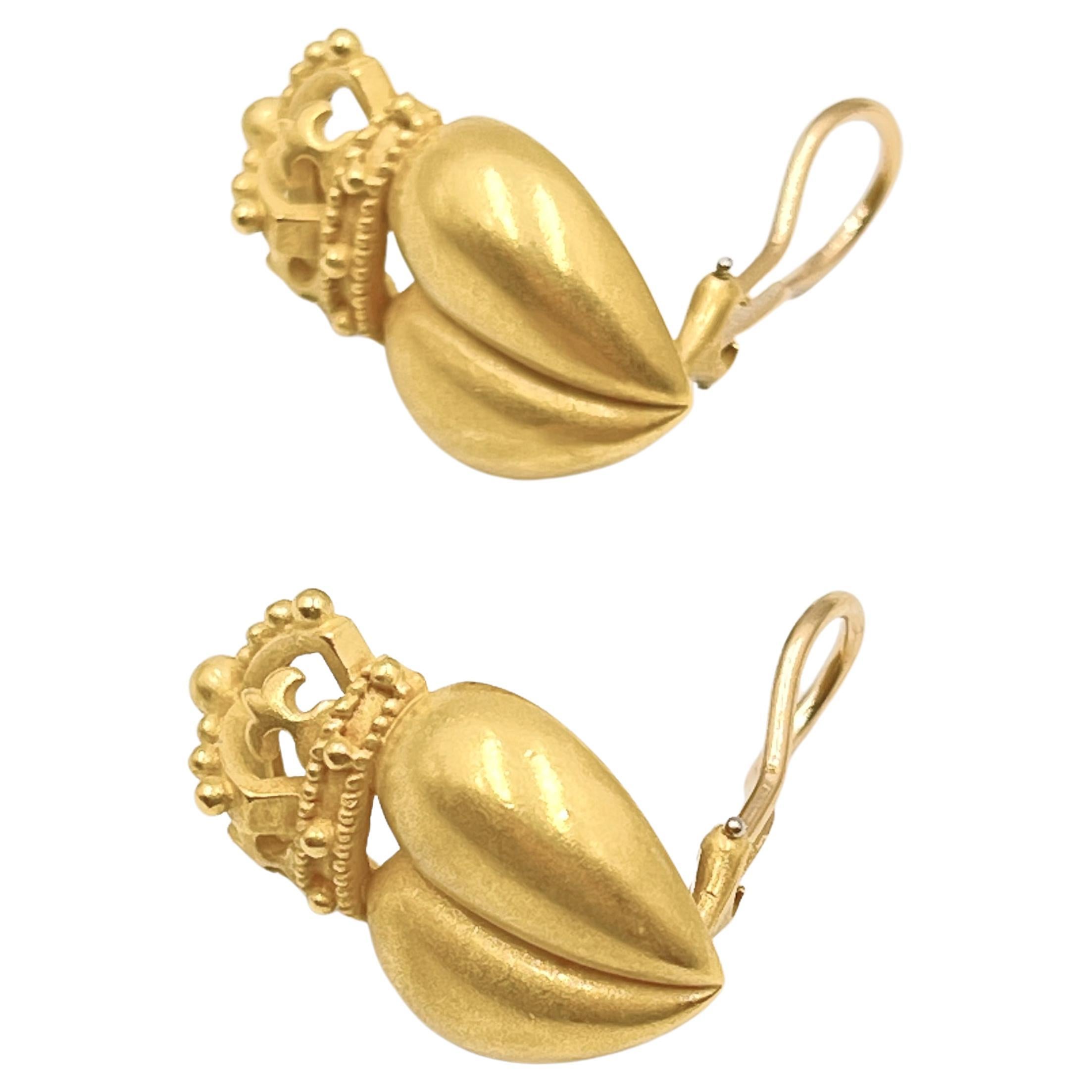 Kieselstein-Cord 18k Yellow Gold Crowned Heart Earrings 2