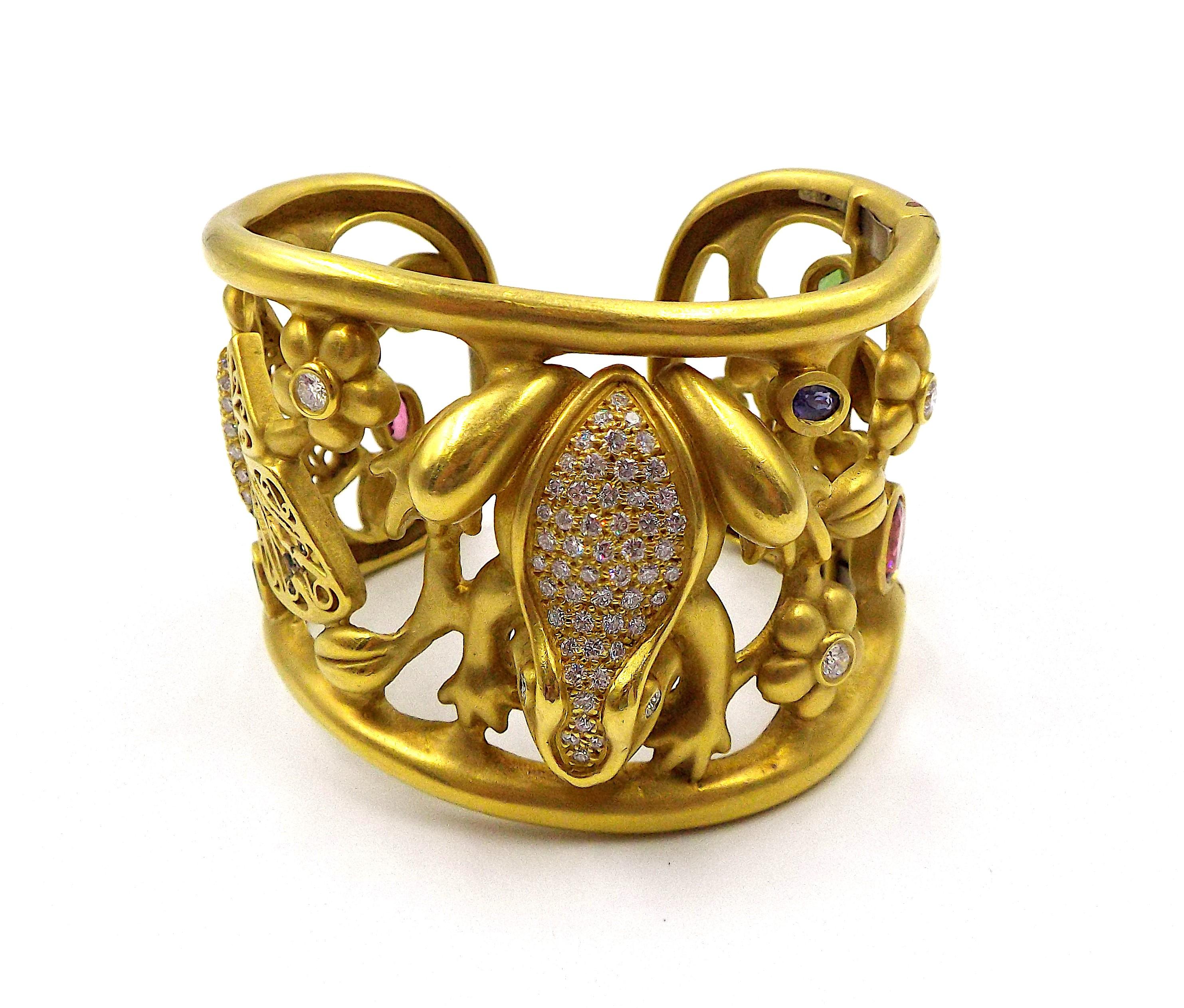 Bestehend aus einem Frosch- und Schmetterlingsdesign, das zahlreiche runde Diamanten im Brillantschliff mit einem Gesamtgewicht von etwa 2,50 Karat und sechs ovale Edelsteine im Mischschliff enthält, mit Scharnieröffnung. 6 Zoll Innenumfang.
