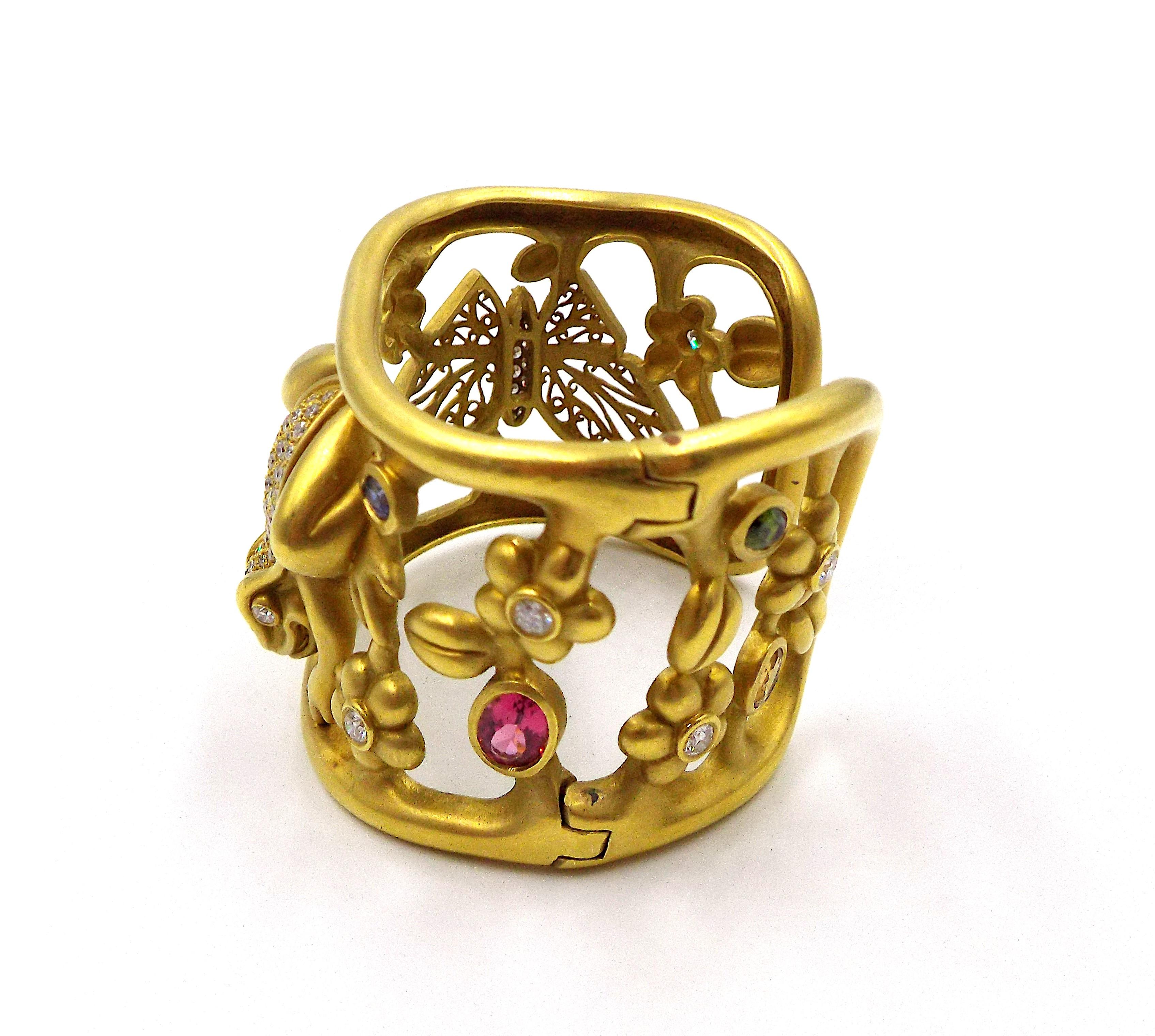 Kieselstein-Cord Manschettenarmband aus 18 Karat Gelbgold mit Diamanten und Multigem Frosch (Rundschliff) im Angebot