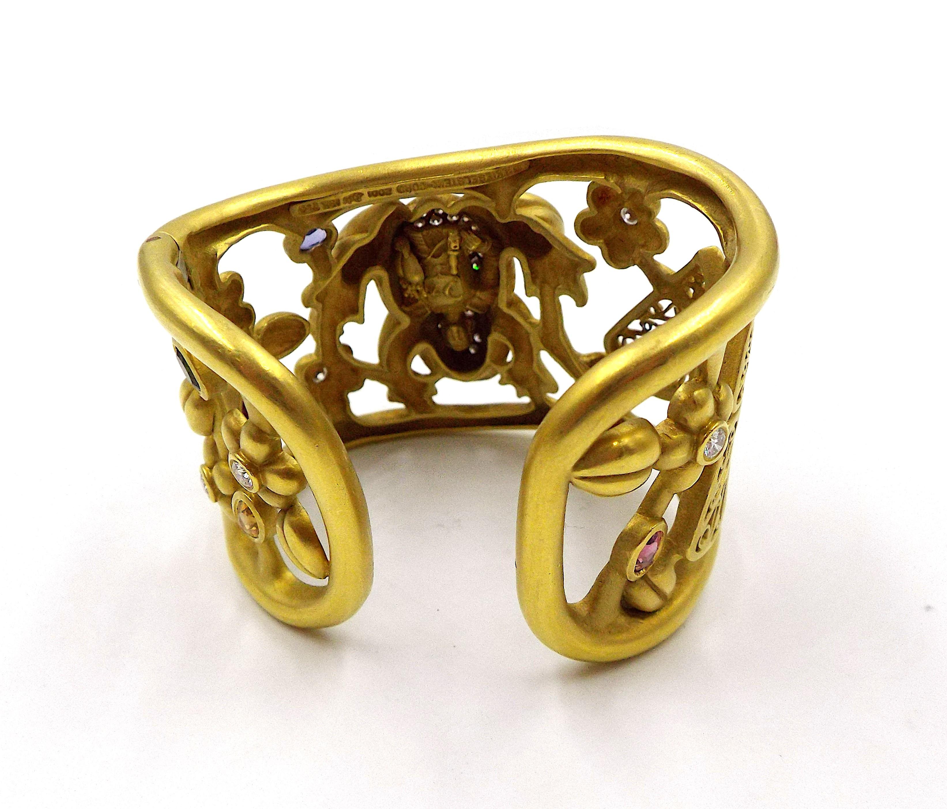 Kieselstein-Cord Manschettenarmband aus 18 Karat Gelbgold mit Diamanten und Multigem Frosch im Zustand „Gut“ im Angebot in New York, NY
