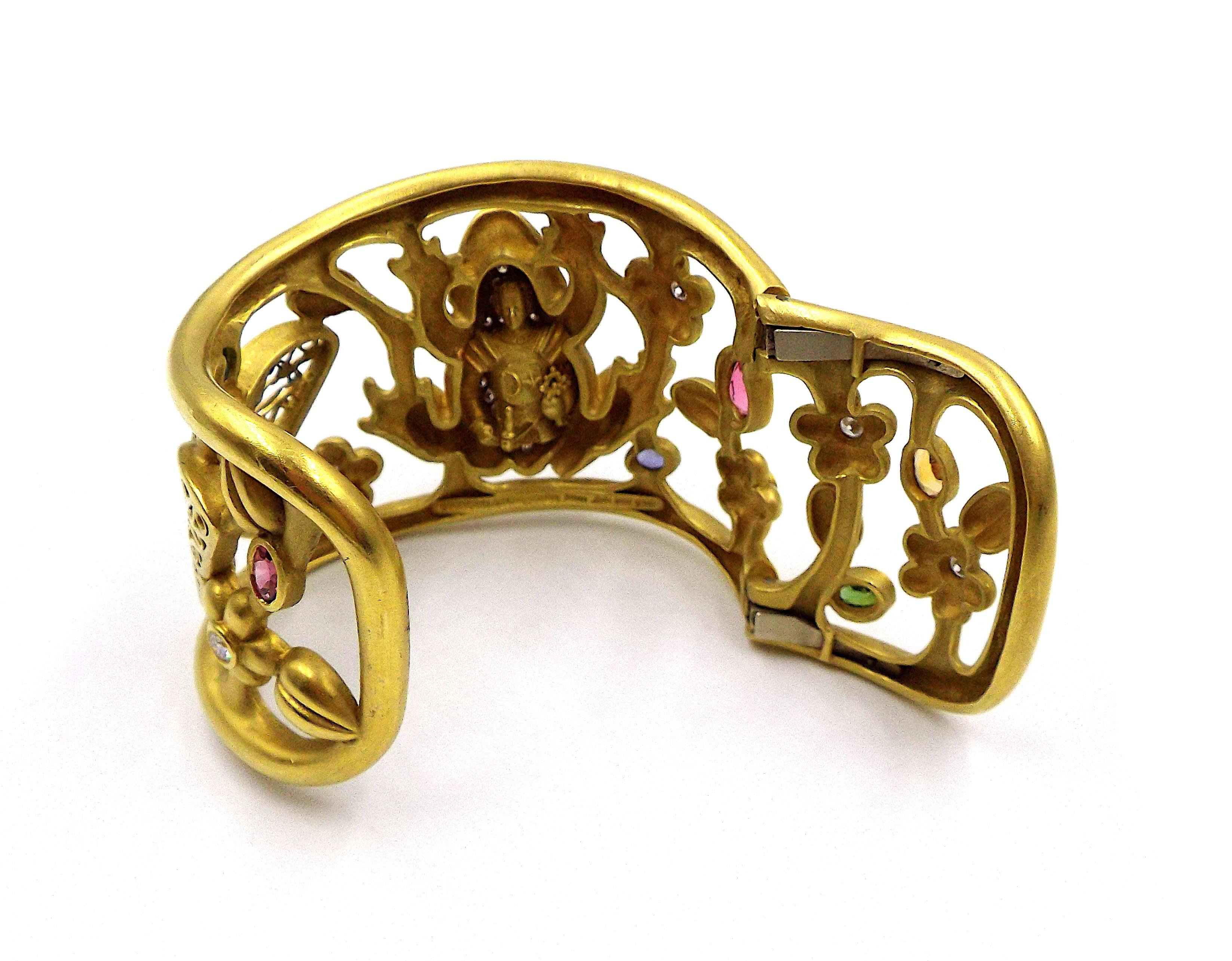 Kieselstein-Cord Manschettenarmband aus 18 Karat Gelbgold mit Diamanten und Multigem Frosch im Angebot 1