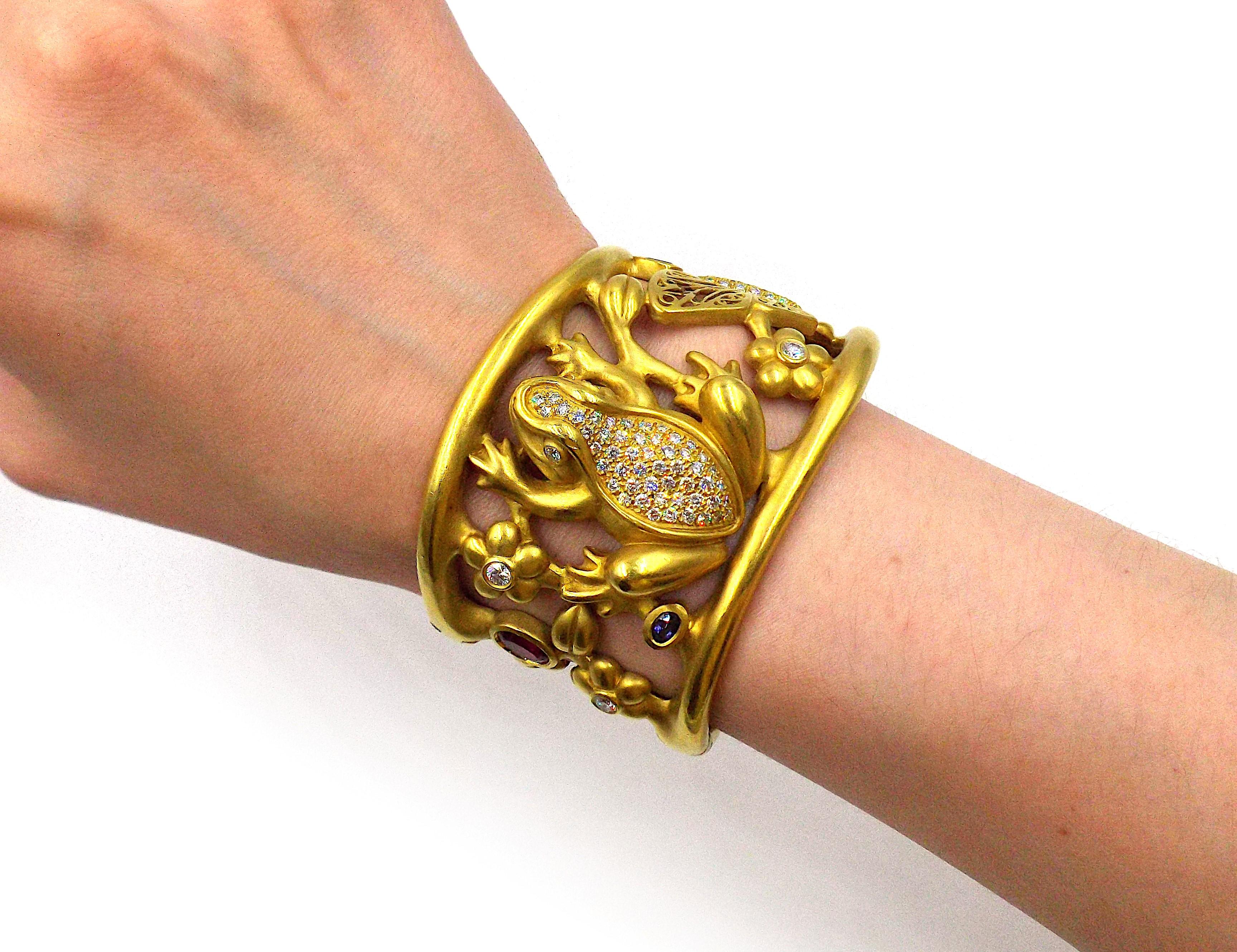 Kieselstein-Cord Manschettenarmband aus 18 Karat Gelbgold mit Diamanten und Multigem Frosch im Angebot 4