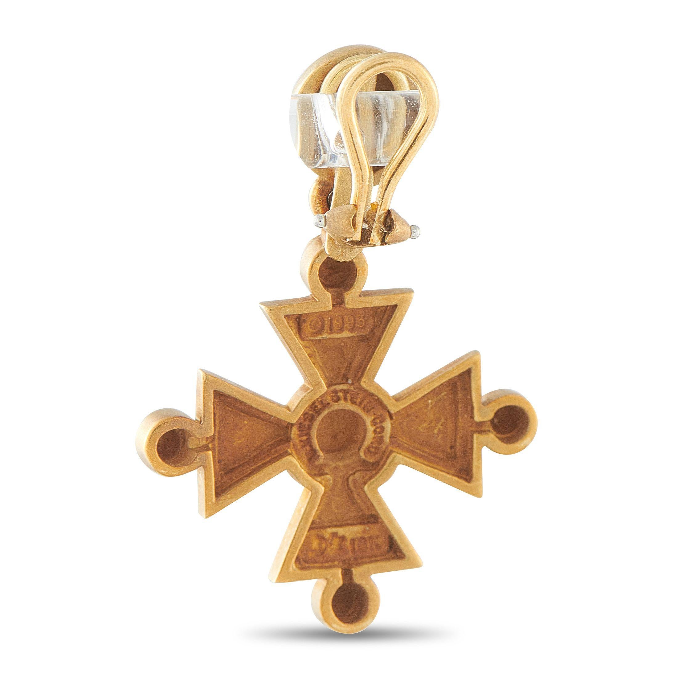 Diese luxuriösen Kieselstein-Cord-Ohrringe sind ein echter Hingucker. Unglaublich opulente Metallarbeiten aus 18 Karat Gelbgold werten das klassische Malteserkreuz-Design auf. Jedes Stück ist 1,57 lang und 1,15 breit und wird mit einem