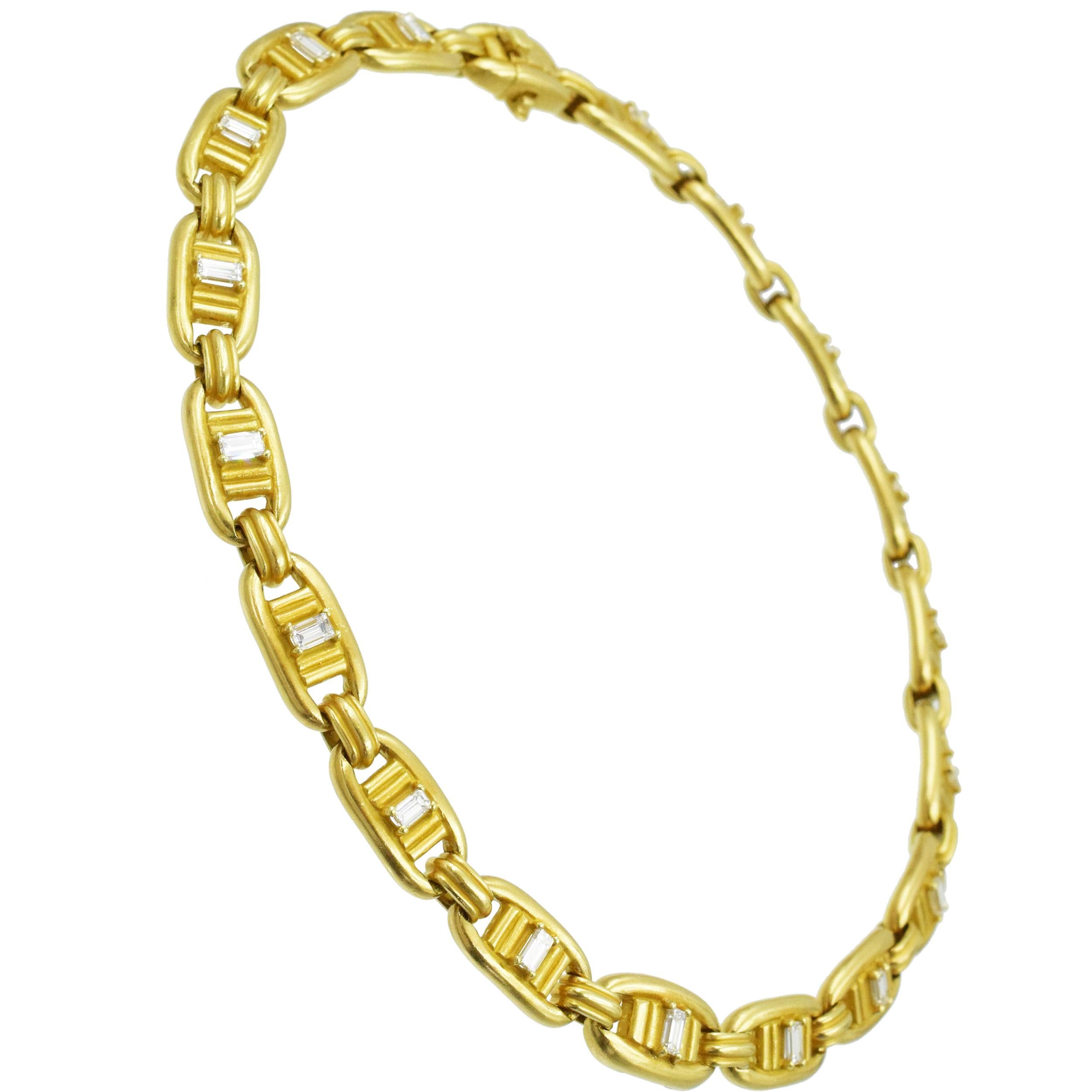 KIESELSTEIN-CORD Halskette aus 18 Karat Gelbgold mit Diamanten. Die Halskette wechselt zwischen 19    große und 19 kleinere längliche Glieder. Einer der großen Links
Ausgestattet mit einer Kastenschließe und einem faltbaren Sicherheitsverschluss. 18