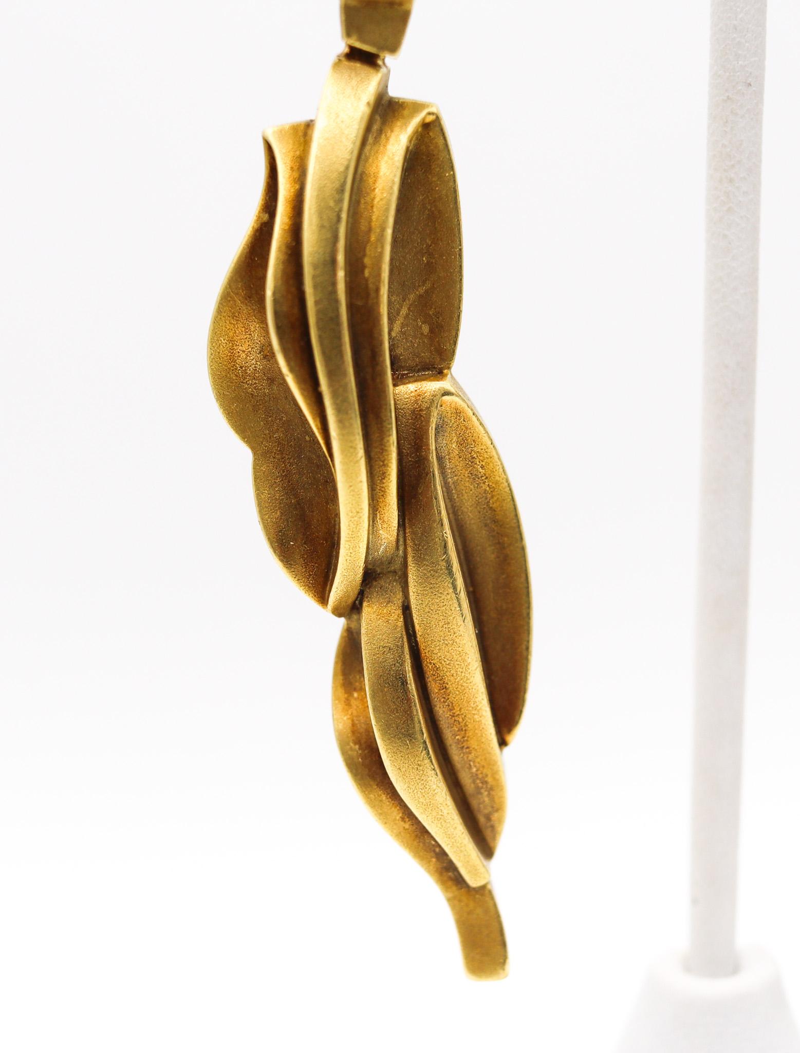 Dangle drops ear clips designed by Kieselstein Cord.

This pair of magnificent earrings is one of the most iconic ones created in the 80s by this jewelry designer. The sinuous shape of its sculptural forms will never go out of style and screams