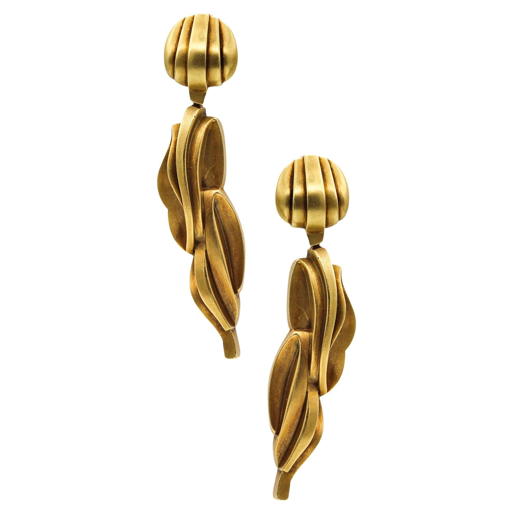Kieselstein Cord Boucles d'oreilles pendantes sculpturales en or jaune brossé 18 carats, 1983