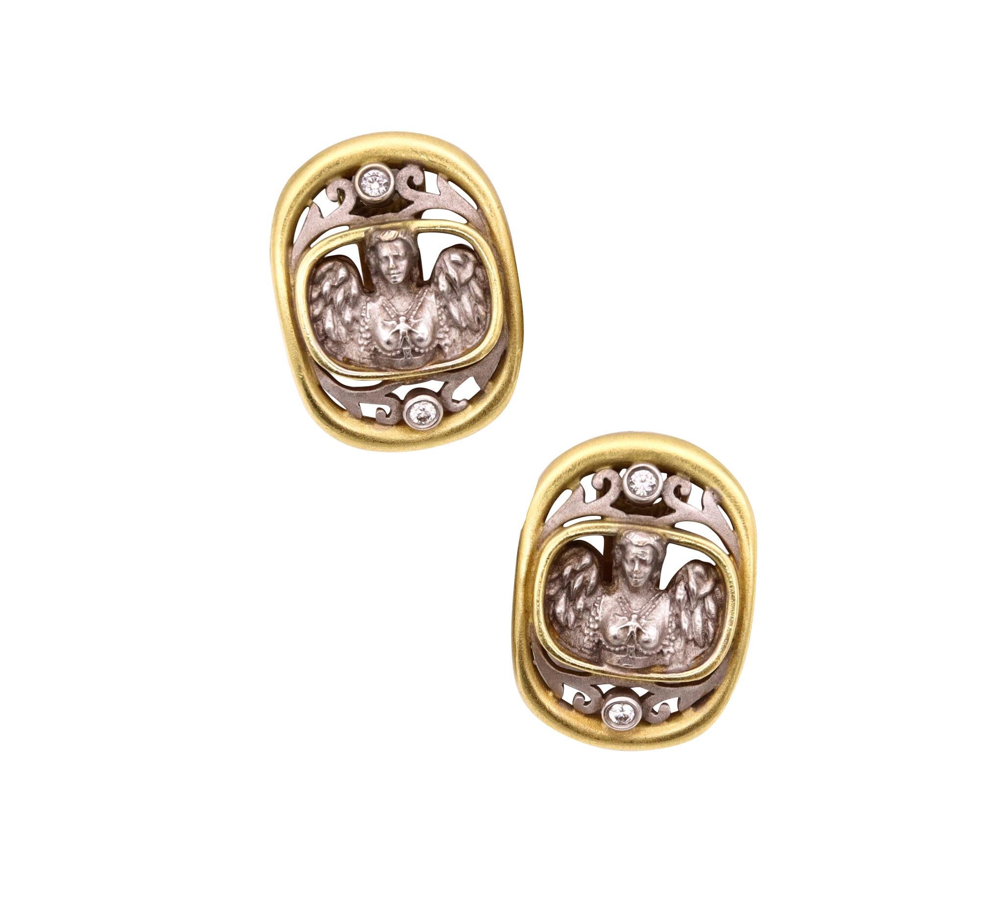 Ein Paar Clips-Ohrenringe, entworfen von Barry Kieselstein-Cord. 

Schönes klassisches etruskisches Paar aus New York City aus dem Jahr 2001. Sie sind in zwei Farbtönen aus massivem 18-karätigem Gelb- und Weißgold gefertigt und mit einer gebürsteten