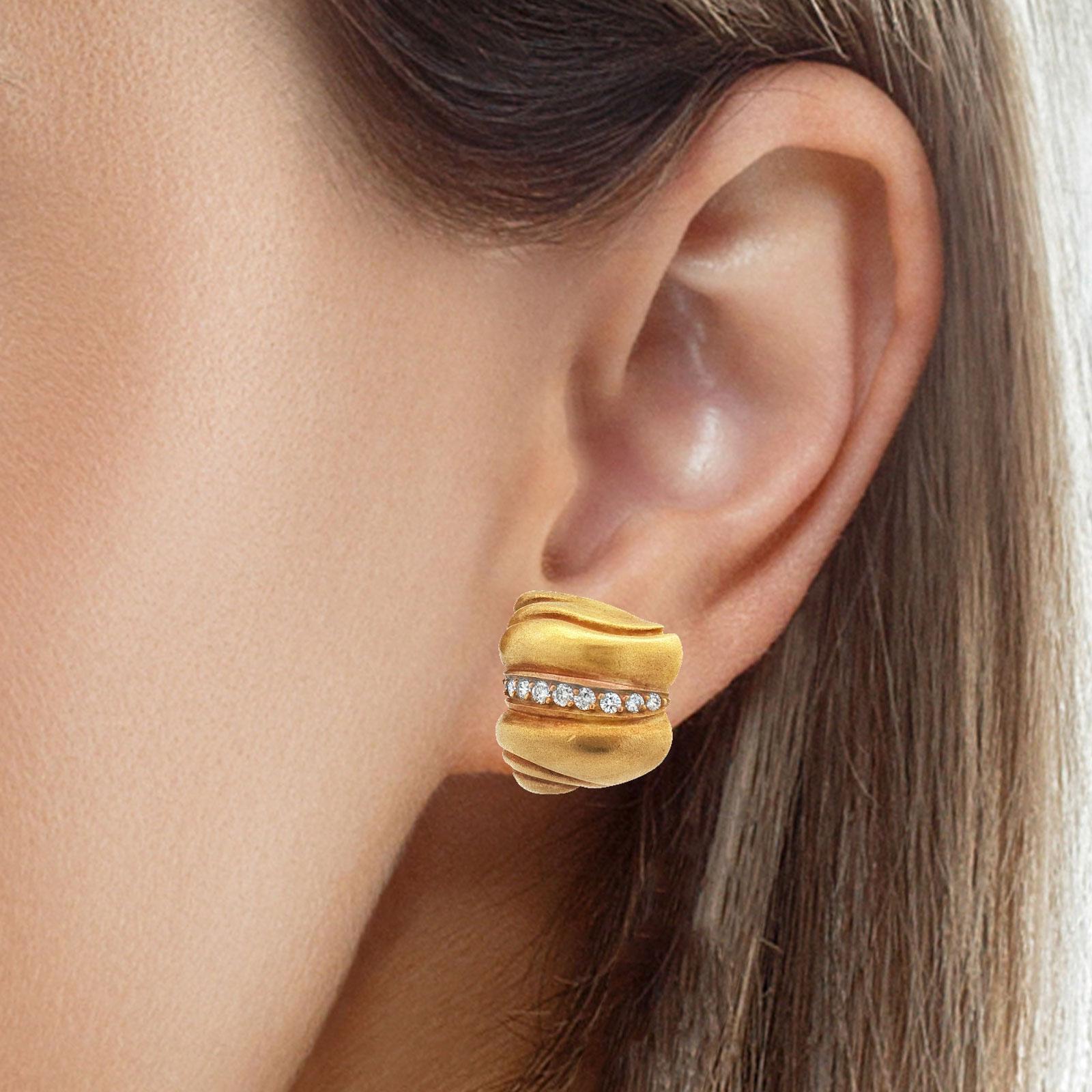 Questi eleganti orecchini di diamanti KIESELSTEIN-CORD in oro giallo 18 carati presentano una ricca finitura satinata e una forma raffinata e scultorea, con un totale di 20 diamanti rotondi taglio brillante del peso di circa 0,50 carati, di colore