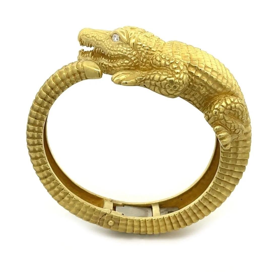 This authentic Barry Kieselstein-Cord bracelet is finely crafted from 18k yellow gold featuring an intricate and detailed 3D sculpted full figure alligator, from the larger part with its body at the front and tail curled around the back with the tip