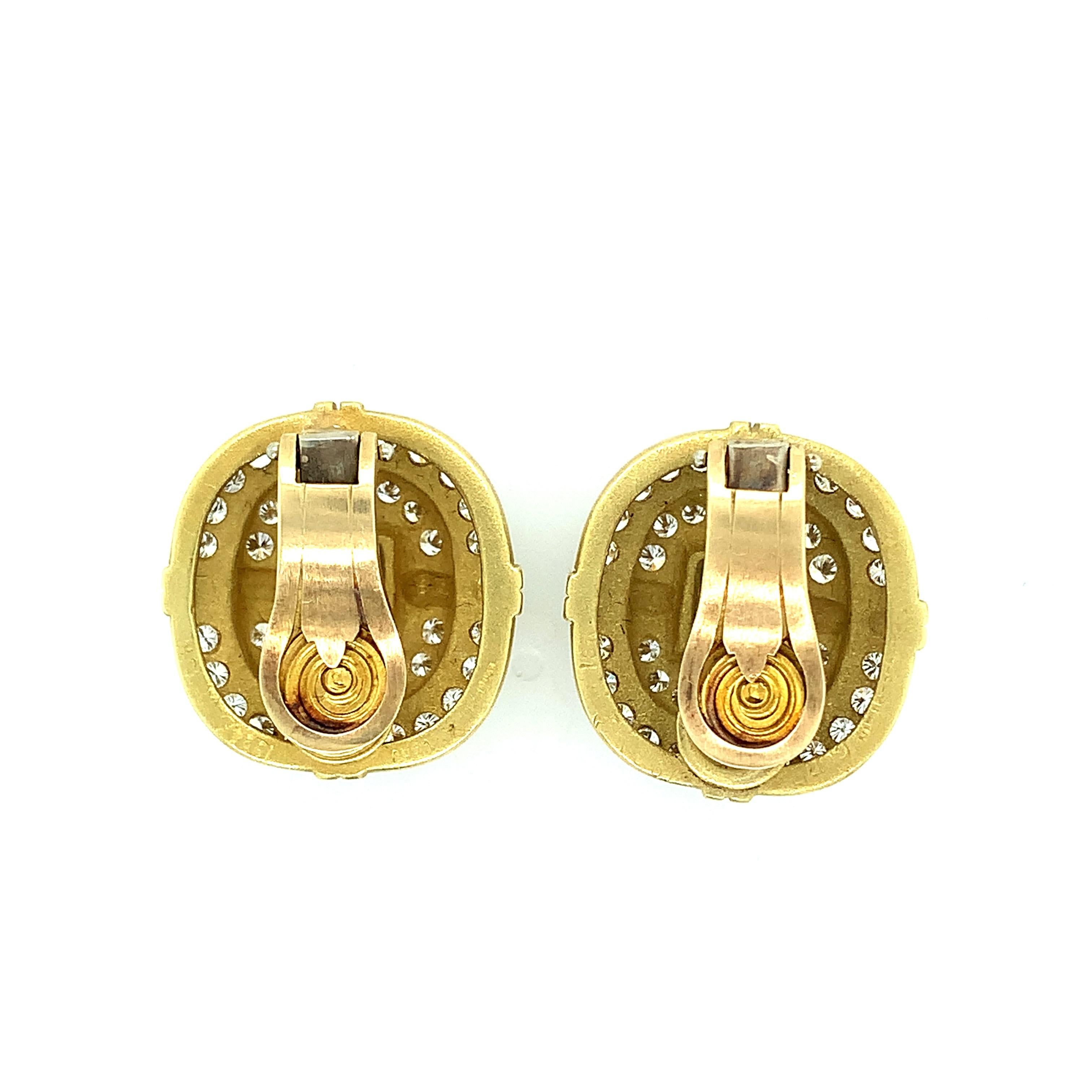 Kieselstein-Cord 18 karat yellow gold ear clips with diamonds and peridot. The diamonds weigh approximately 3 carats and the peridots weigh approximately 5 carats. Marked: Kieselstein-Cord / 1984 / 18K. Total weight: 24.3 grams. Width: 2.2 cm.