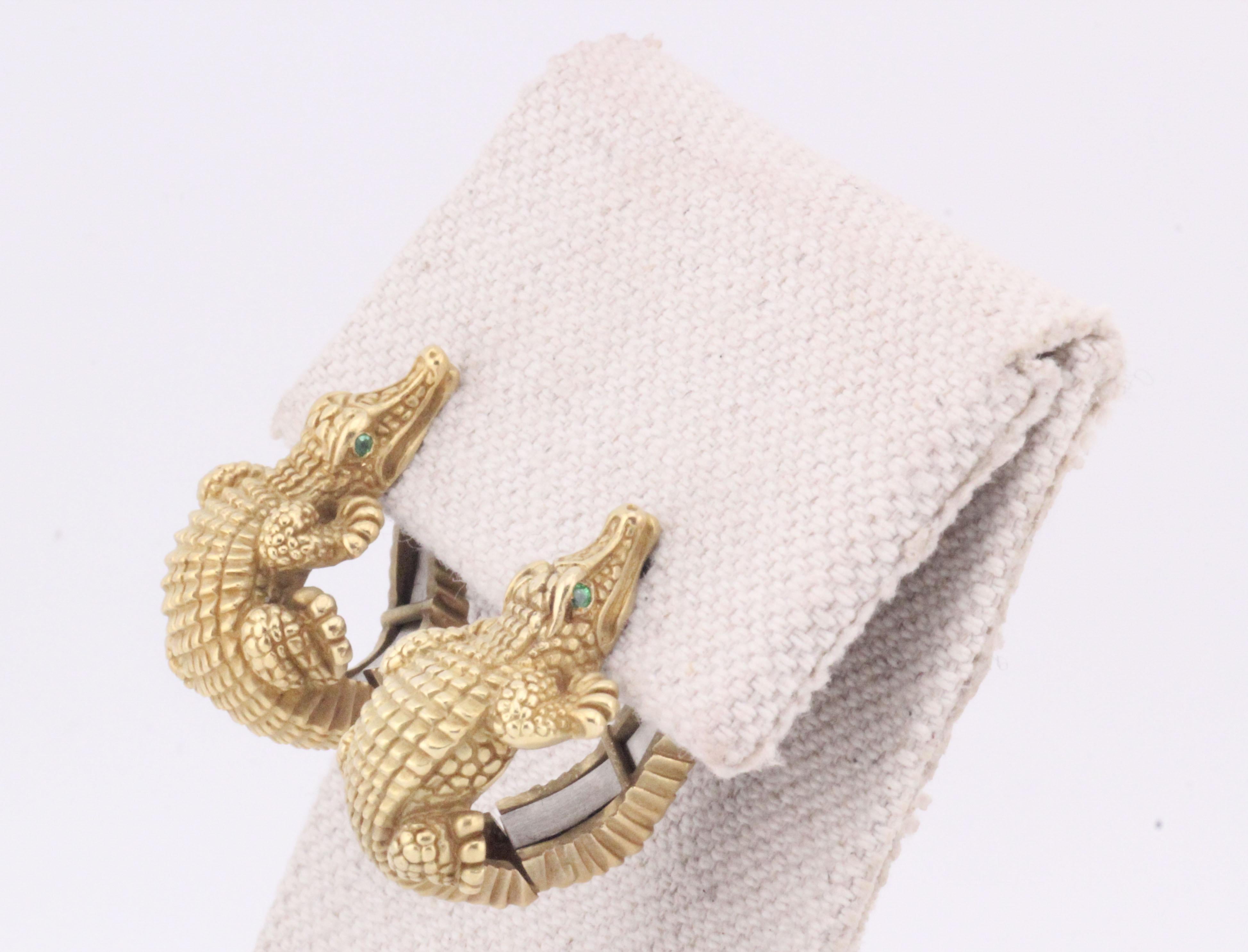 Puissantes et évocatrices, ces boucles d'oreilles en alligator KIESELSTEIN-CORD reflètent le célèbre mélange de design audacieux et d'art sculptural de la Maison. 

Réalisée à la main en or jaune 18 carats, chaque boucle d'oreille est sculptée sous