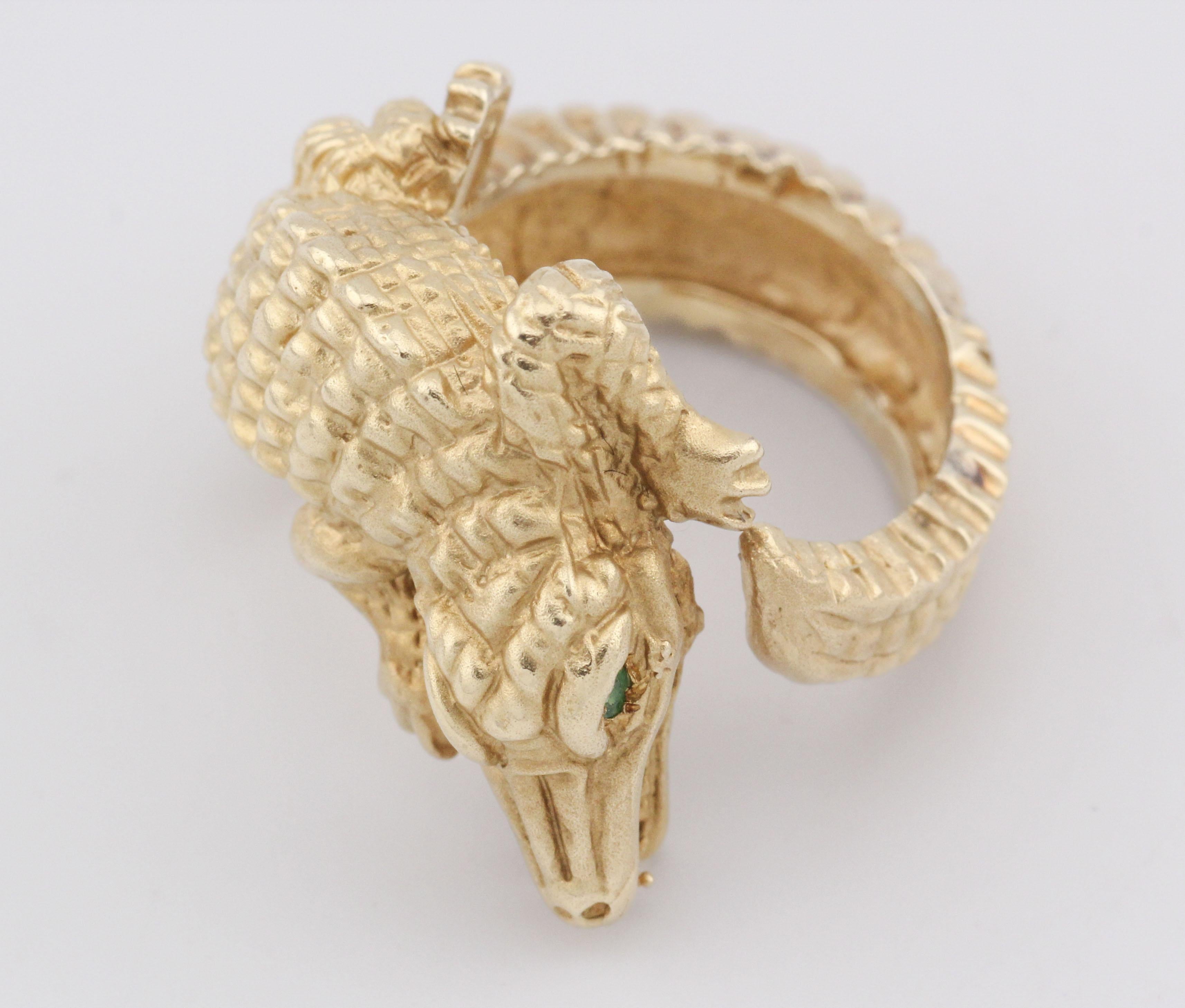 Una audaz fusión de arte y naturaleza, el Anillo de Cocodrilo Kieselstein-Cord muestra el icónico motivo animal de la marca con una presencia impactante. Esculpido en rico oro amarillo de 18 quilates, el anillo presenta un caimán meticulosamente