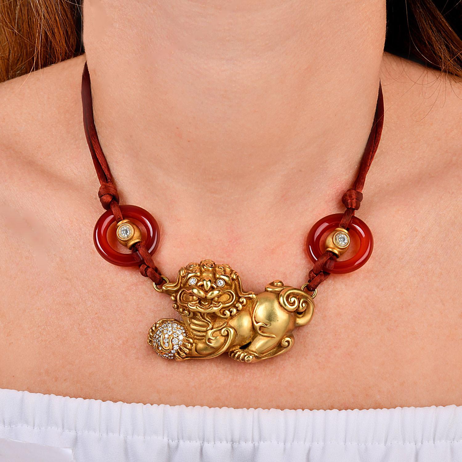 KIESELSTEIN-CORD Collana con ciondolo orientale in oro 18 carati con diamante e cane Foo Dog in vendita 4