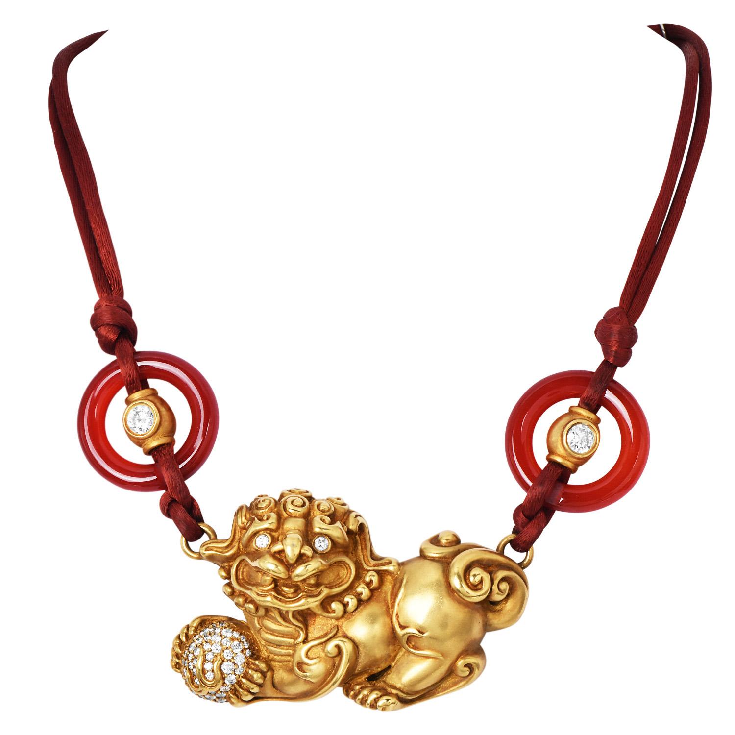 La collana con ciondolo KIESELSTEIN-CORD è un capolavoro simbolico orientale

1990s KIESELSTEIN-CORD Collana con ciondolo Foo Dog Sapientemente realizzata in oro verde 18 carati, questa squisita collana presenta un Foo Dog meticolosamente