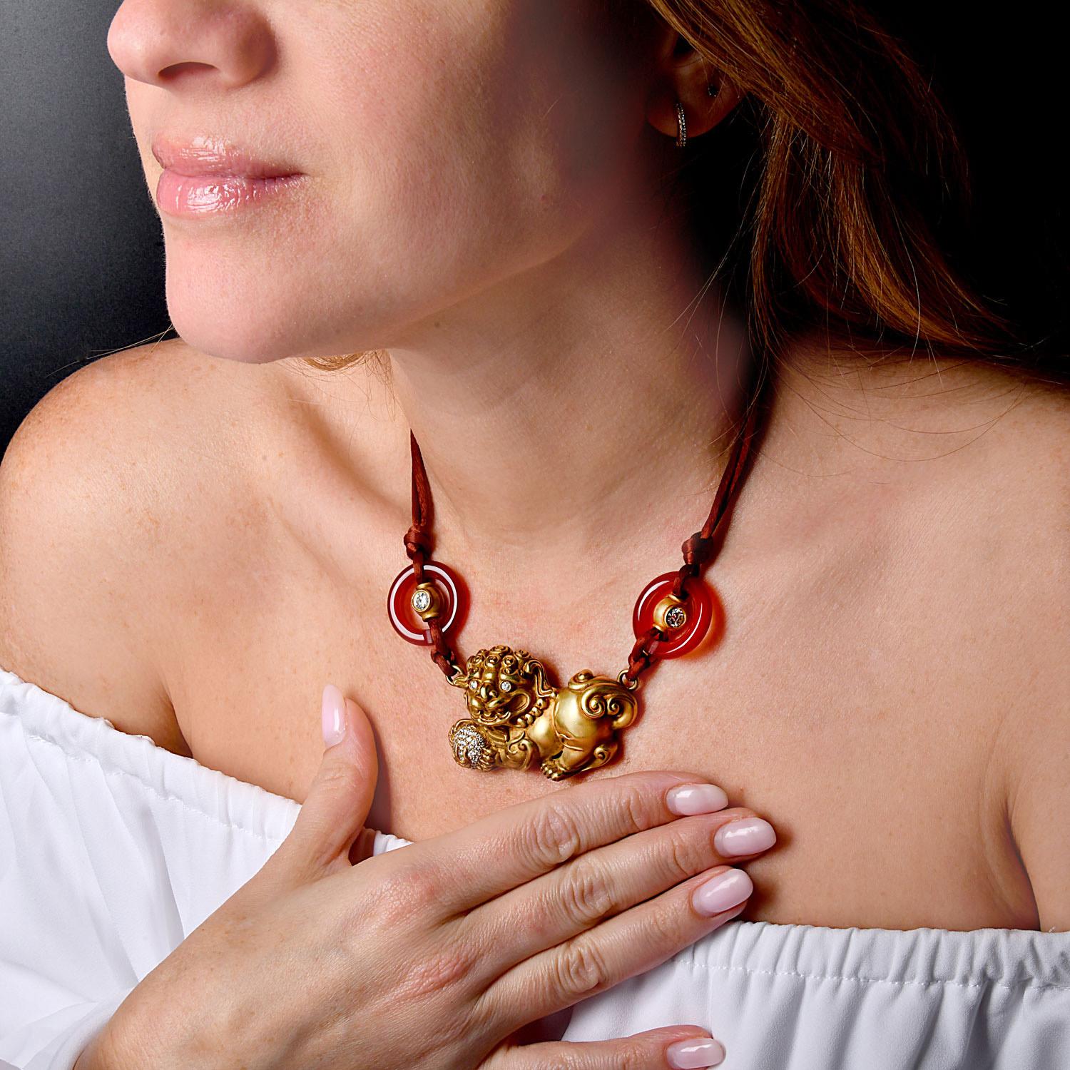 Moderno KIESELSTEIN-CORD Collana con ciondolo orientale in oro 18 carati con diamante e cane Foo Dog in vendita