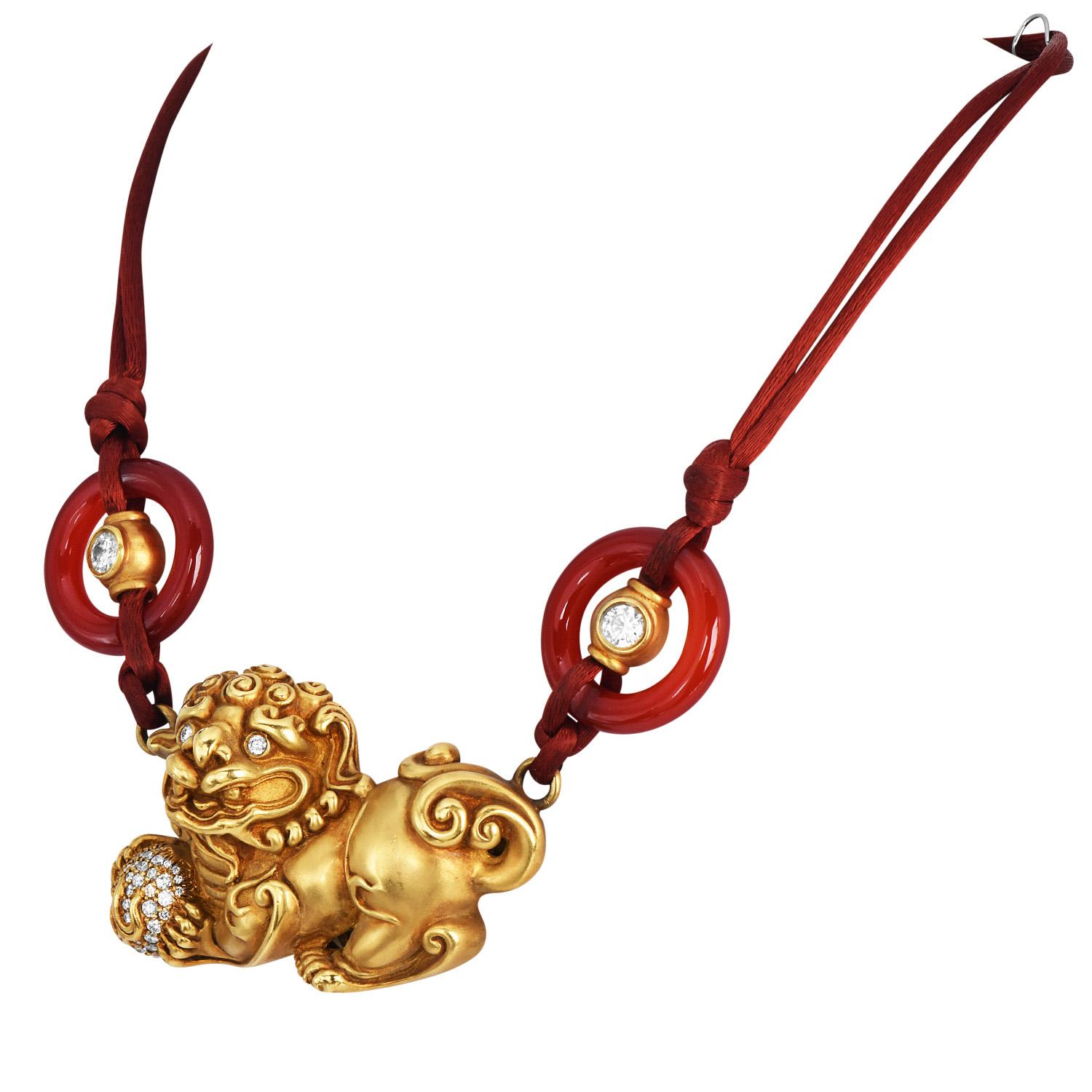 Taglio rotondo KIESELSTEIN-CORD Collana con ciondolo orientale in oro 18 carati con diamante e cane Foo Dog in vendita