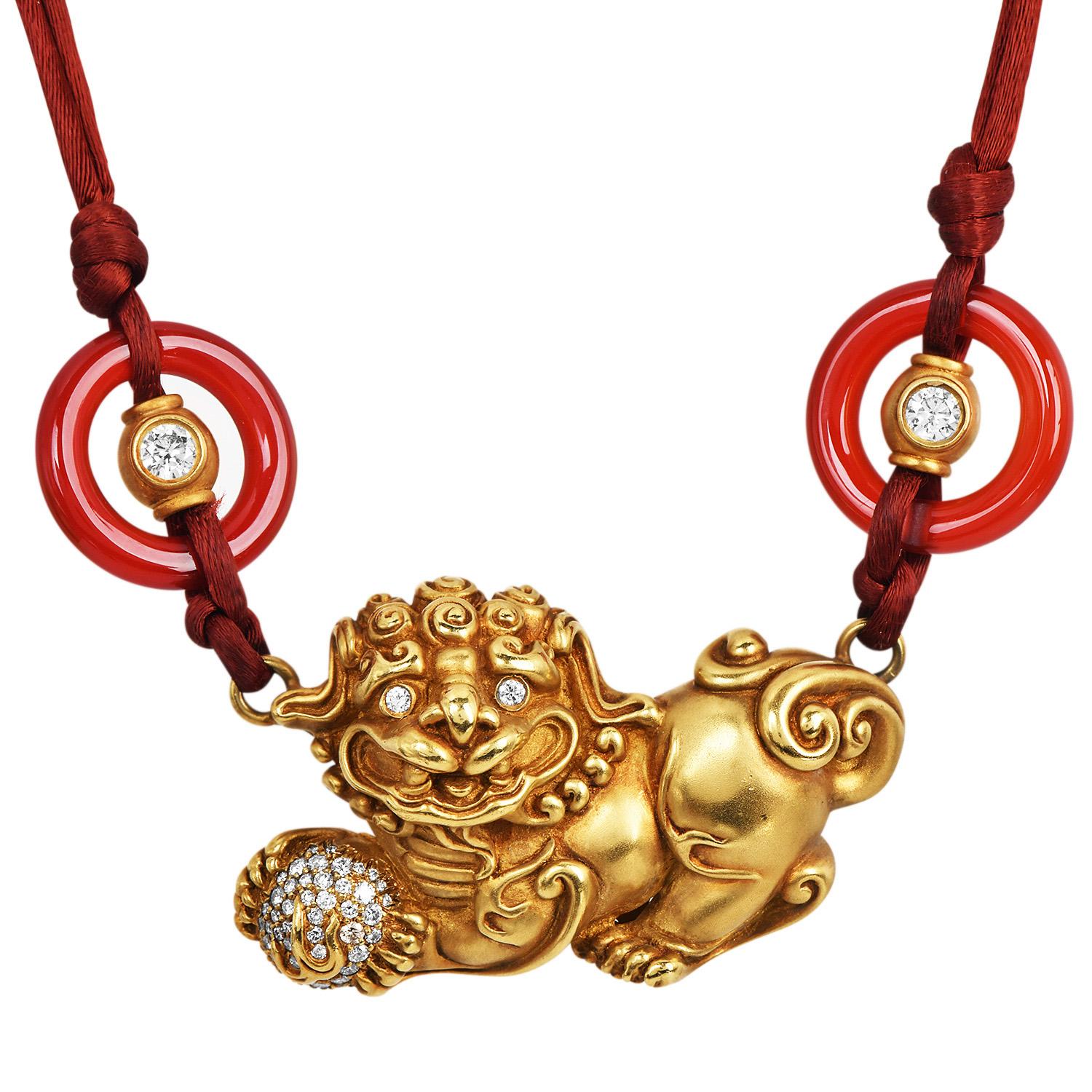 Donna KIESELSTEIN-CORD Collana con ciondolo orientale in oro 18 carati con diamante e cane Foo Dog in vendita