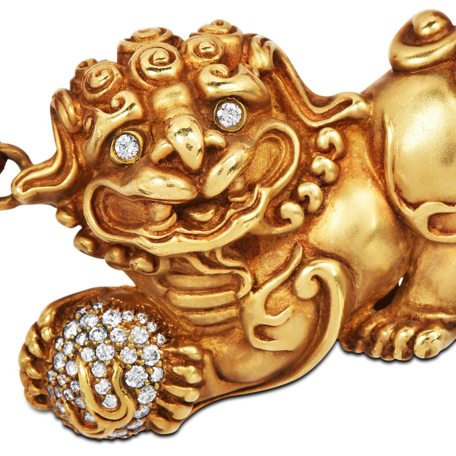 KIESELSTEIN-CORD Collana con ciondolo orientale in oro 18 carati con diamante e cane Foo Dog in vendita 1