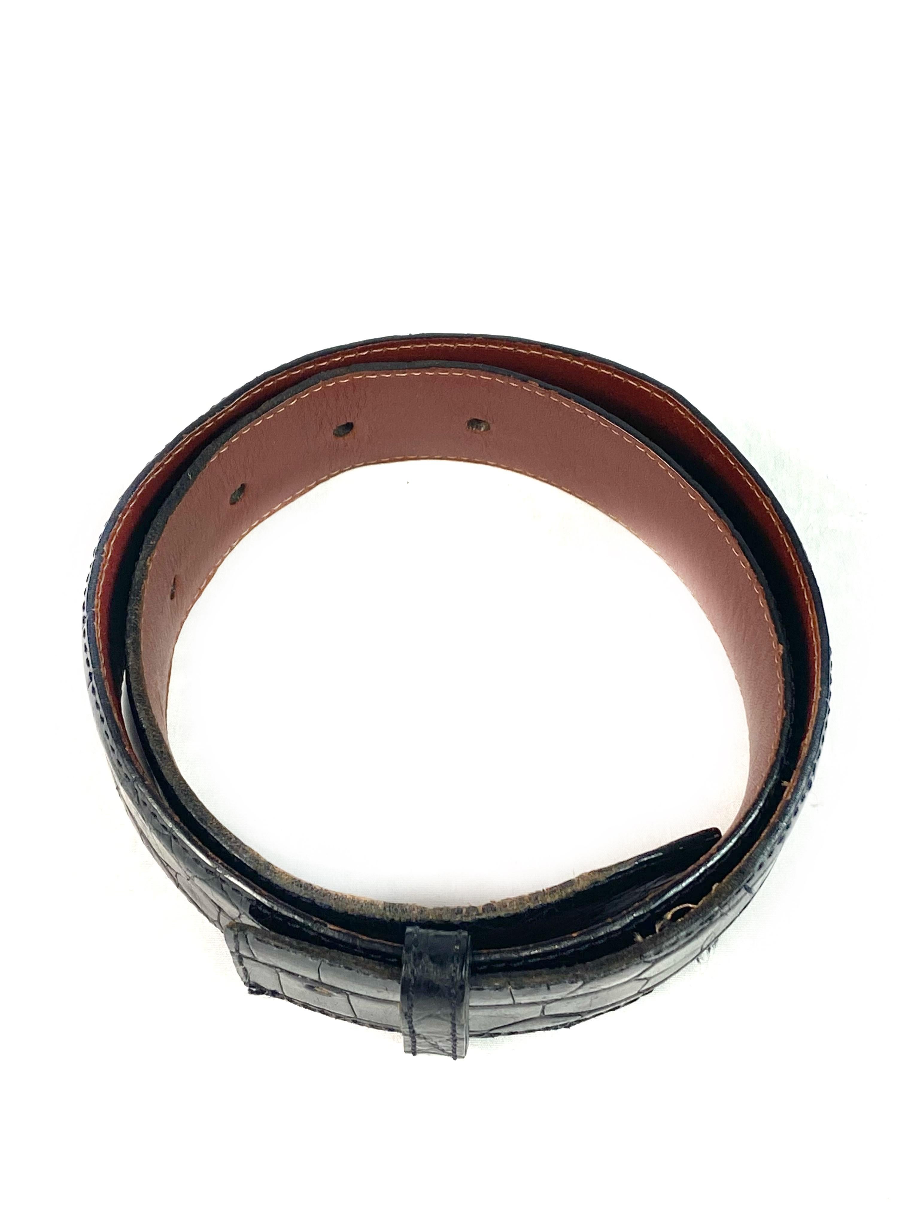Détails du produit :

Le pari se caractérise par une finition noire et brillante à l'extérieur et un cuir brun à l'intérieur. La ceinture n'est pas livrée avec la boucle.