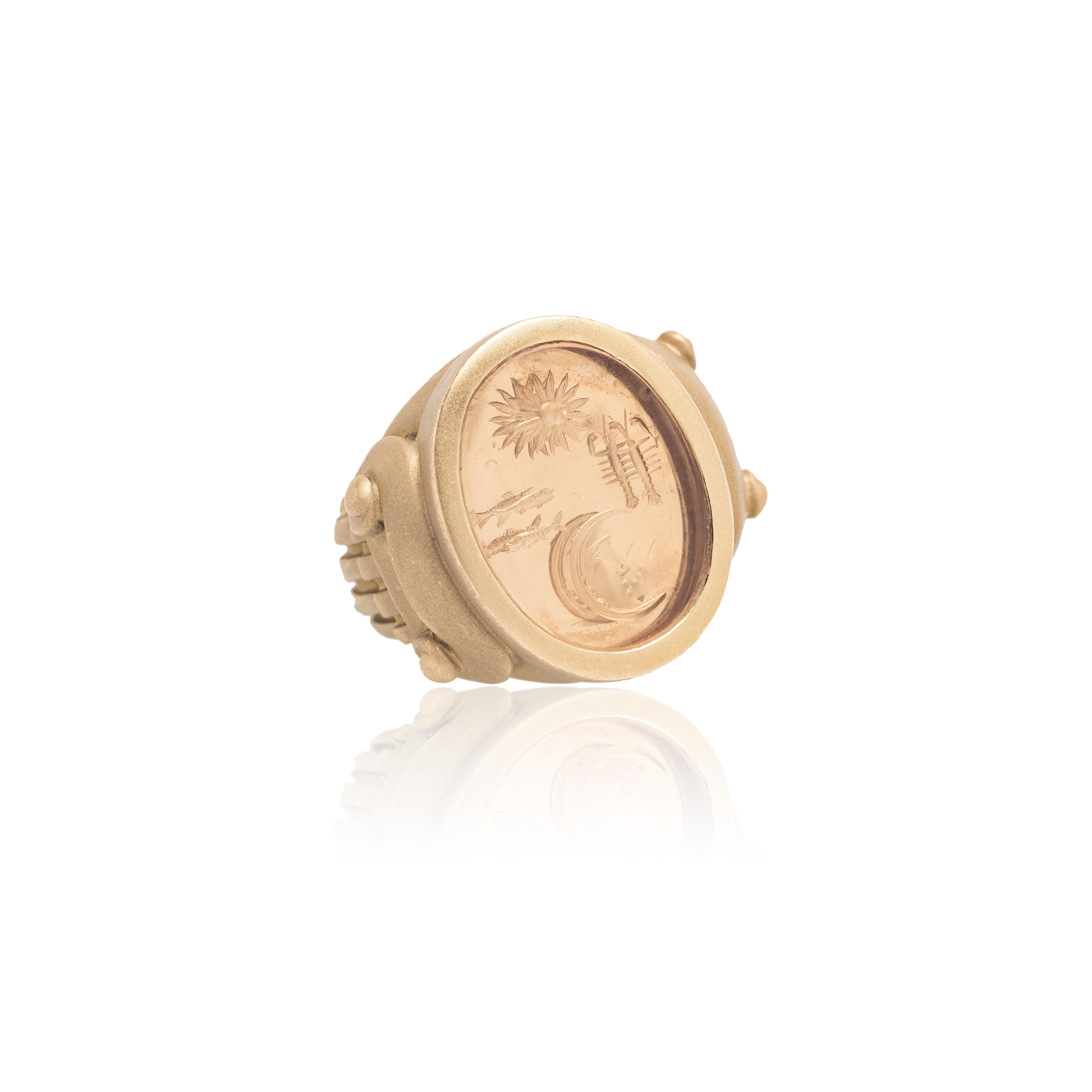Introduite au milieu des années 1980:: la collection Intaglio/Column est la quintessence de Kieselstein-Cord. Dans cette importante bague:: une intaille ovale en forme de soleil et de lune en citrine est sertie dans un cadre en or jaune 18k décoré