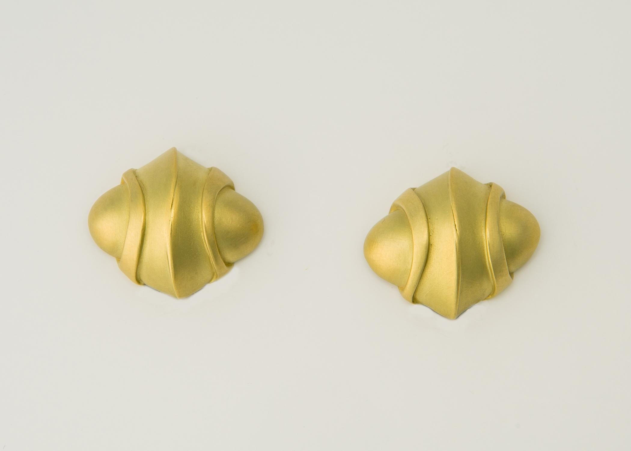 Kieselstein-Cord Geometric Gold Earrings In Excellent Condition For Sale In Atlanta, GA