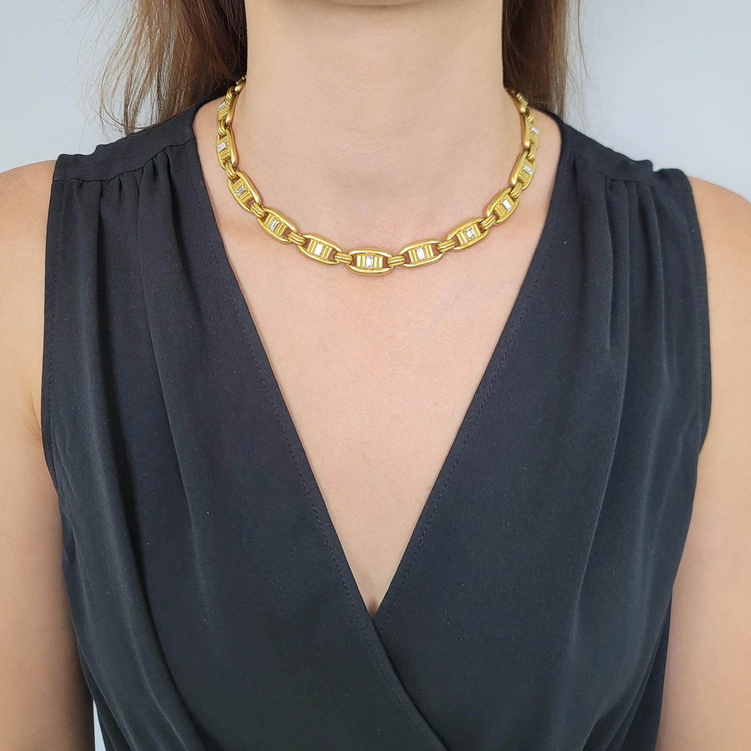 KIESELSTEIN-CORD Halskette aus 18 Karat Gelbgold mit Diamanten. Die Halskette besteht abwechselnd aus 19 großen und 19
kleinere längliche Glieder. Eines der großen Glieder ist mit einer Faltschließe und einem Sicherheitsverschluss ausgestattet. 18