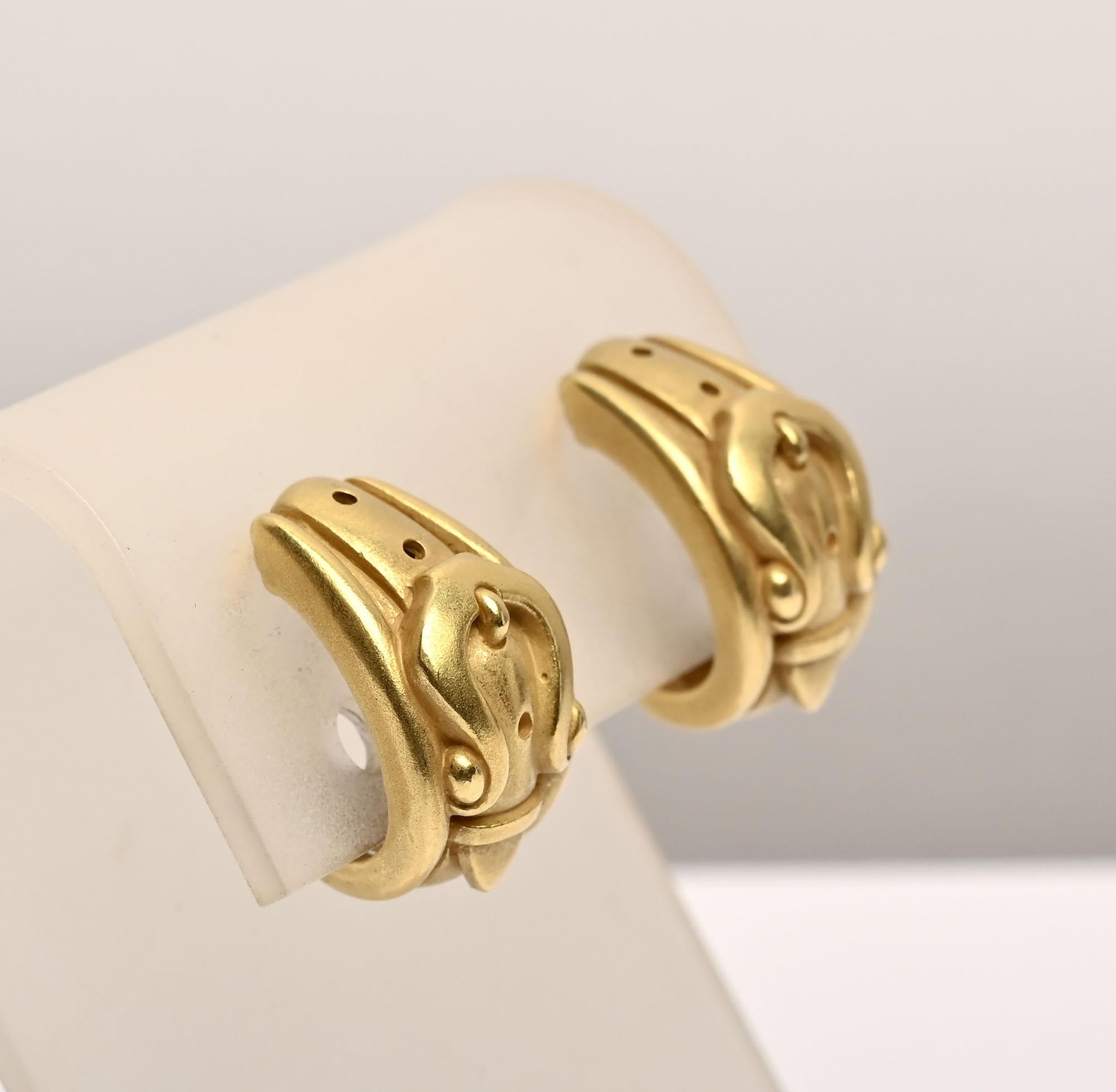 Außergewöhnliche goldene Ohrringe von Barry Kieselstein Cord. Sie  haben die Form einer Schnalle und sind aus dem grünlichen 18-karätigen Gold gefertigt, für das er bekannt ist. Die Details der Ohrringe haben eine schöne skulpturale Wirkung. Sie