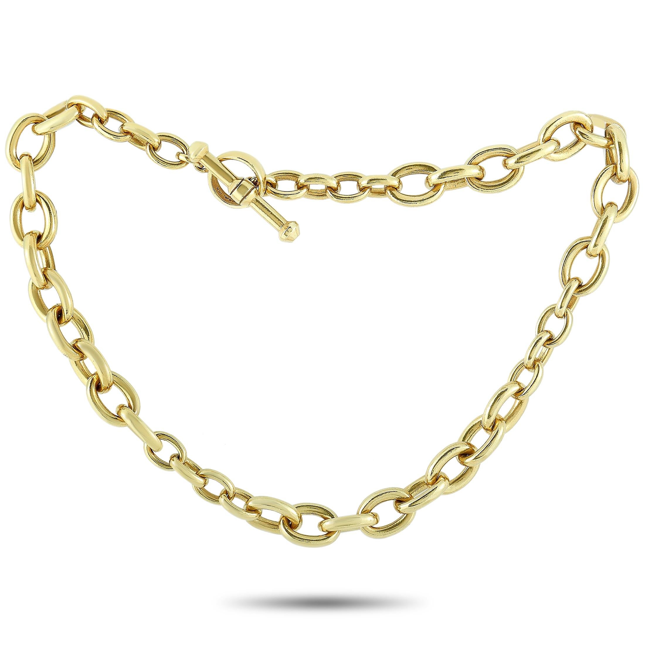 The Kieselstein-Cord “Hampton” necklace is crafted from 18K yellow gold and weighs 198.7 grams, measuring 18” in length.