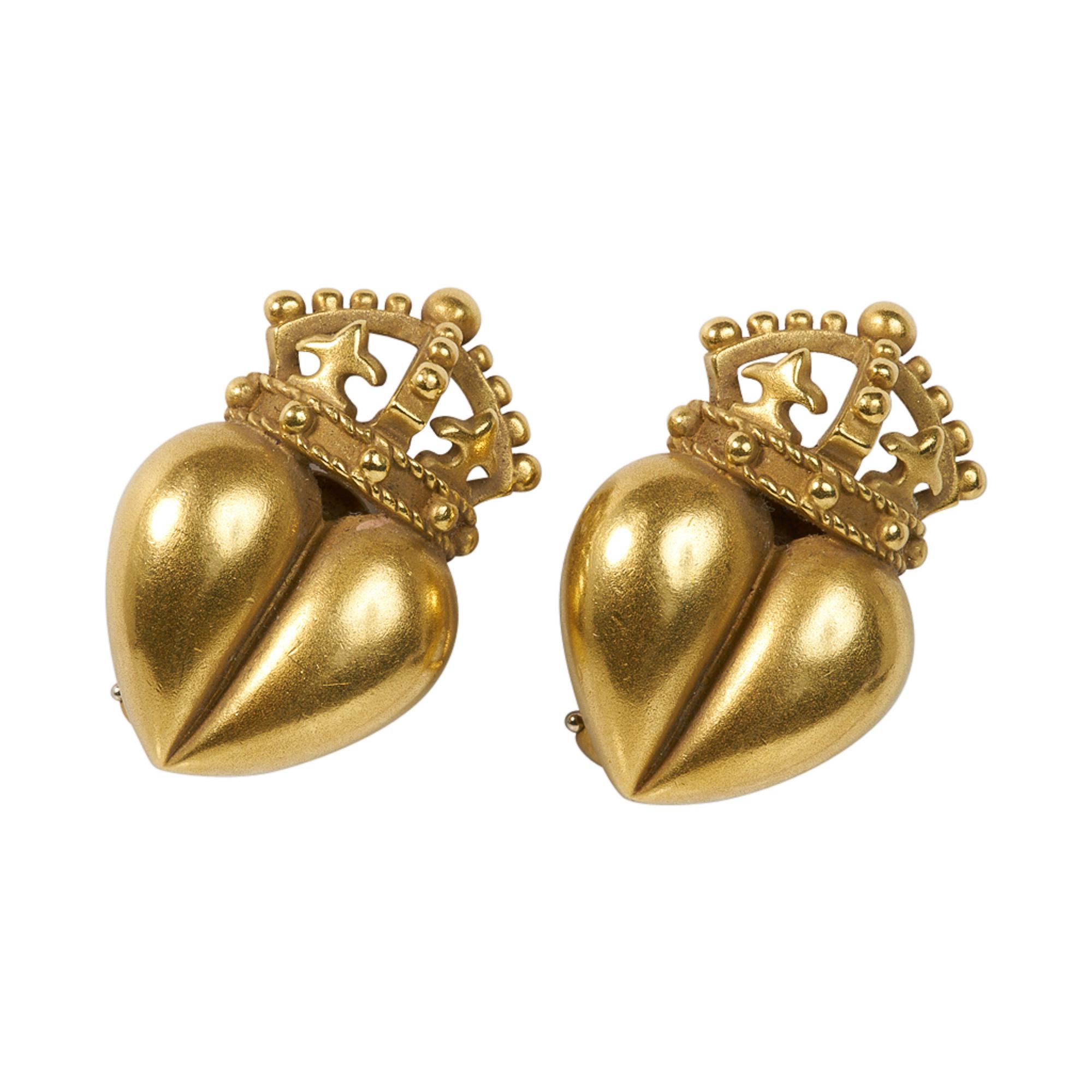 Iconic KIESELSTEIN-CORD heart crown earrings in 18K gold.
Classic and so recognizable.

SIZE
1