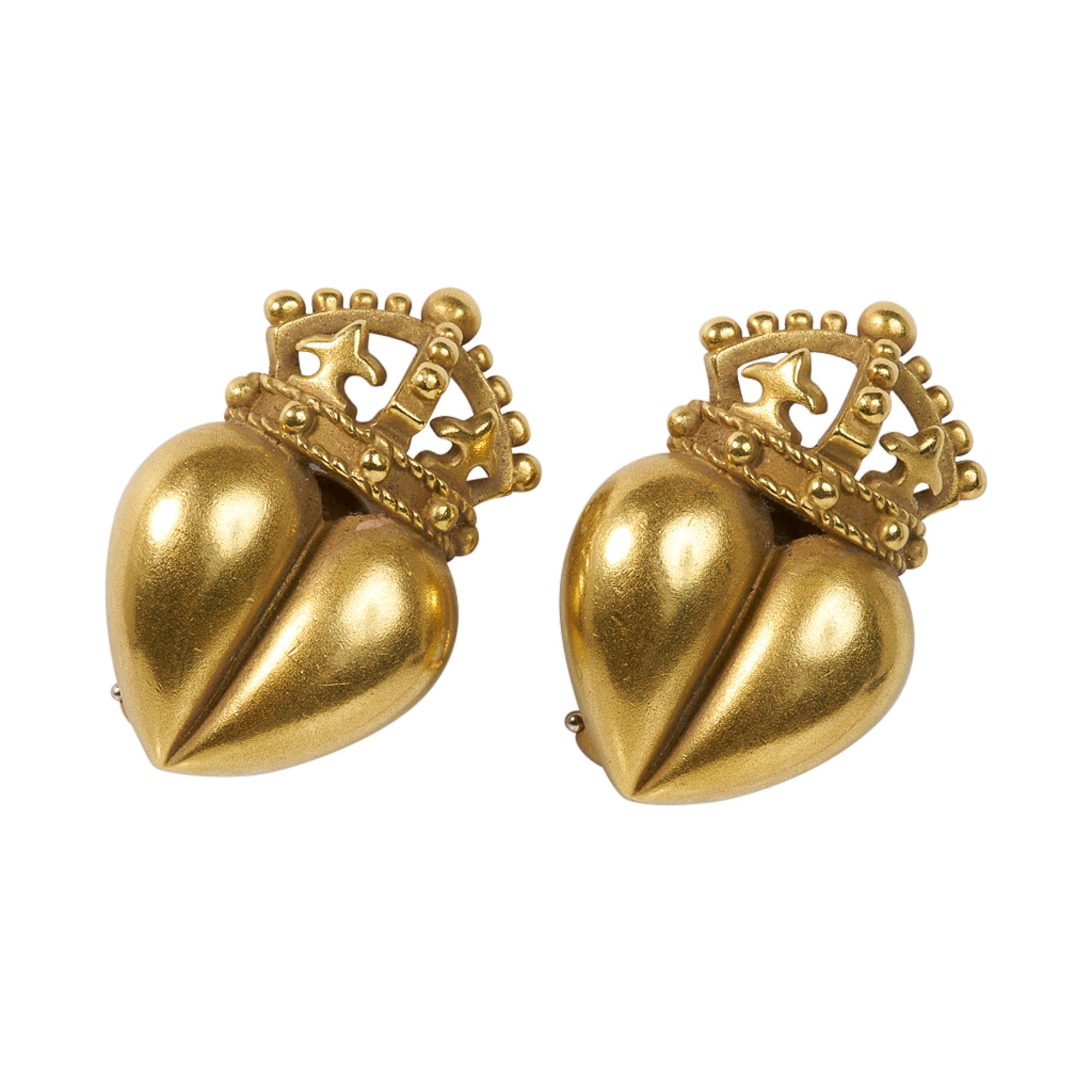 Mightychic bietet ein Paar der kultigen Barry Kieselstein-Cord Herz- und Kronen-Ohrringe an.
Wunderschön detaillierte Krone auf dem geschwollenen Herz.
Geschaffen in seiner Signatur 18K Grüngold.
Klassisch und mit hohem