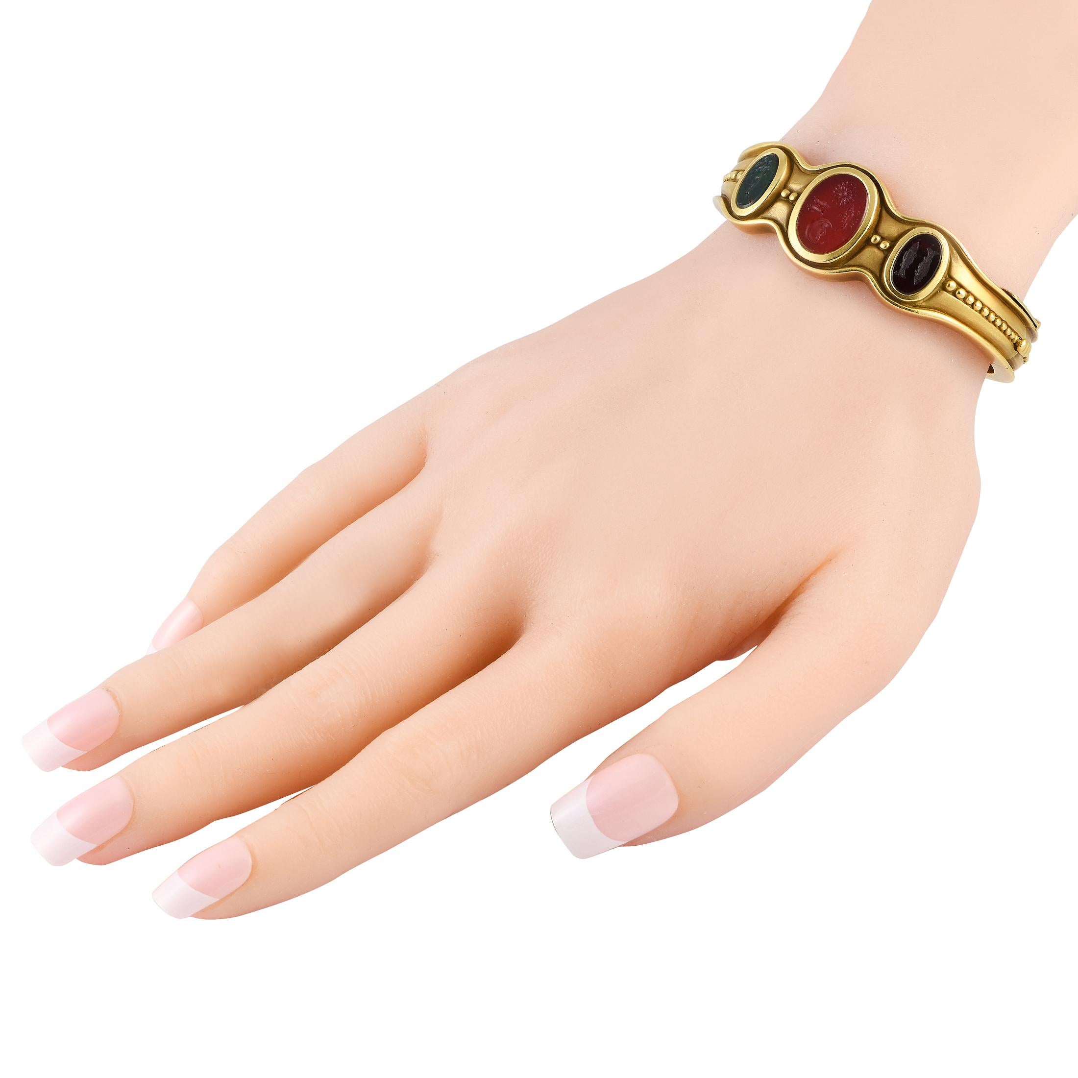 Ce bracelet vintage de Barry KIESELSTEIN-CORD ne manquera pas d'impressionner. Il est habilement réalisé en or jaune 18 carats avec des détails perlés et un trio de pierres précieuses serties en chaton avec de profondes gravures en creux de motifs