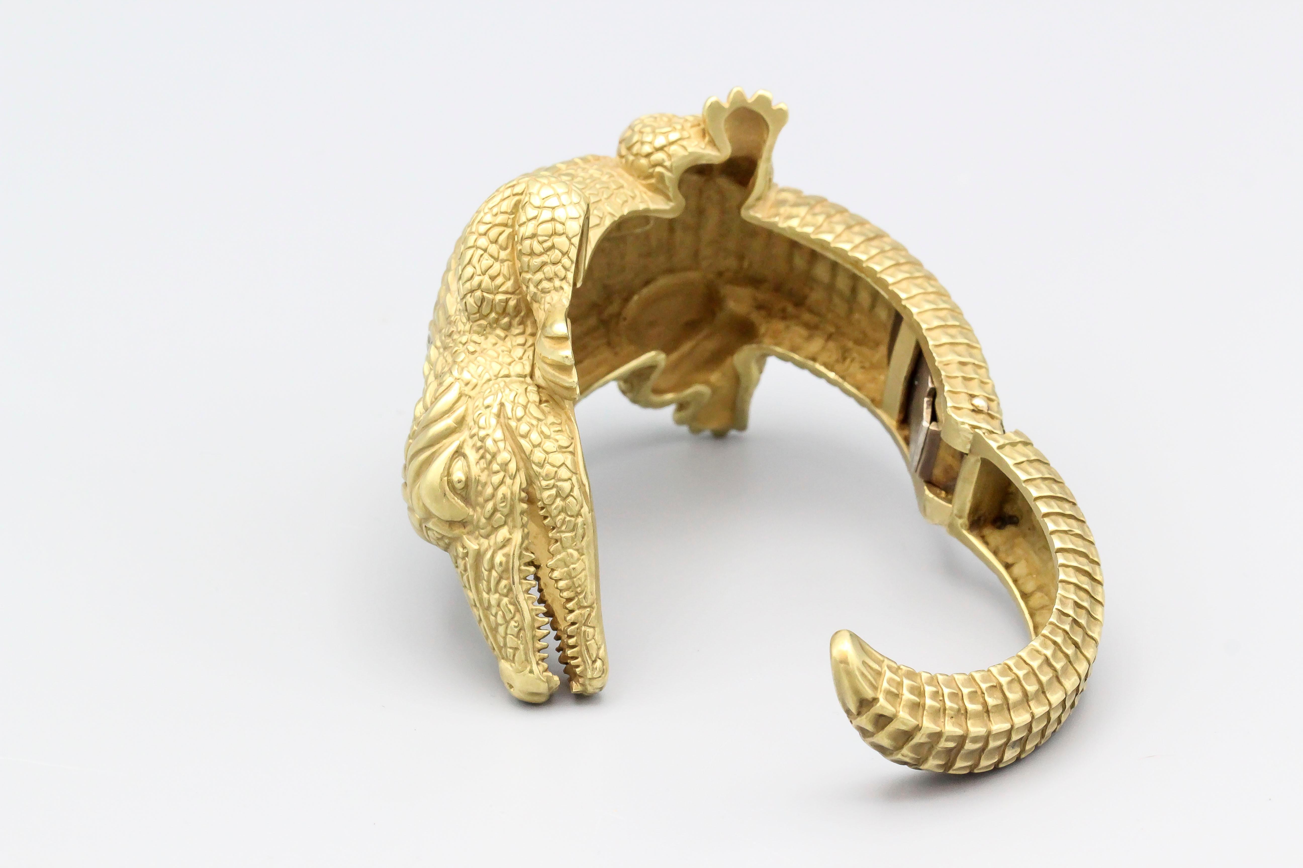 Kieselstein-Cord Large 18 Karat Gold Alligator Cuff Bracelet In Good Condition For Sale In New York, NY