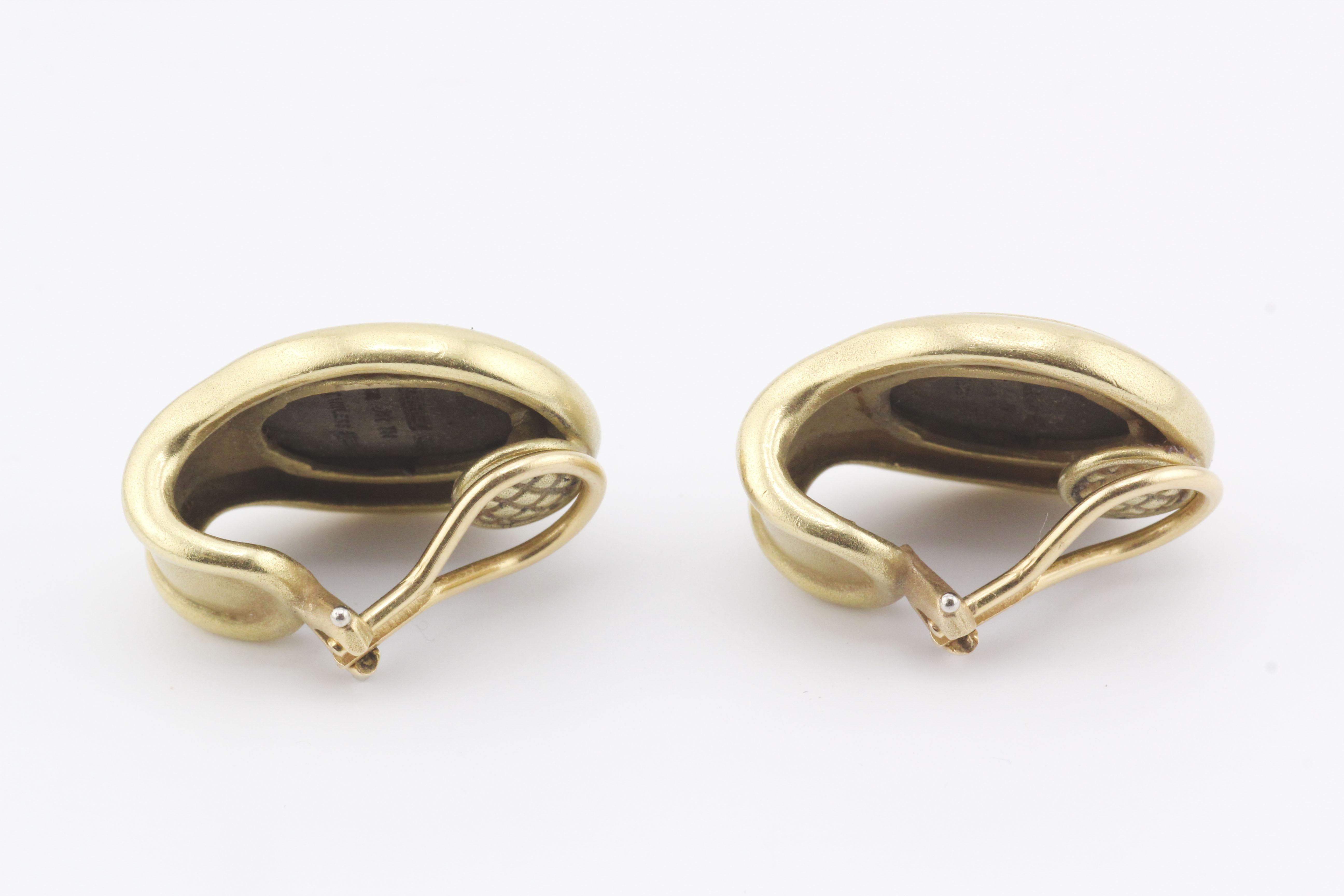 Erleben Sie die Kunstfertigkeit von KIESELSTEIN-CORD mit diesen edlen Ohrsteckern aus 18 Karat Gold. Diese sorgfältig gefertigten Ohrringe sind eine Mischung aus Luxus und Raffinesse.

Die KIESELSTEIN-CORD Poet Warrior Earrings vereinen Kraft und
