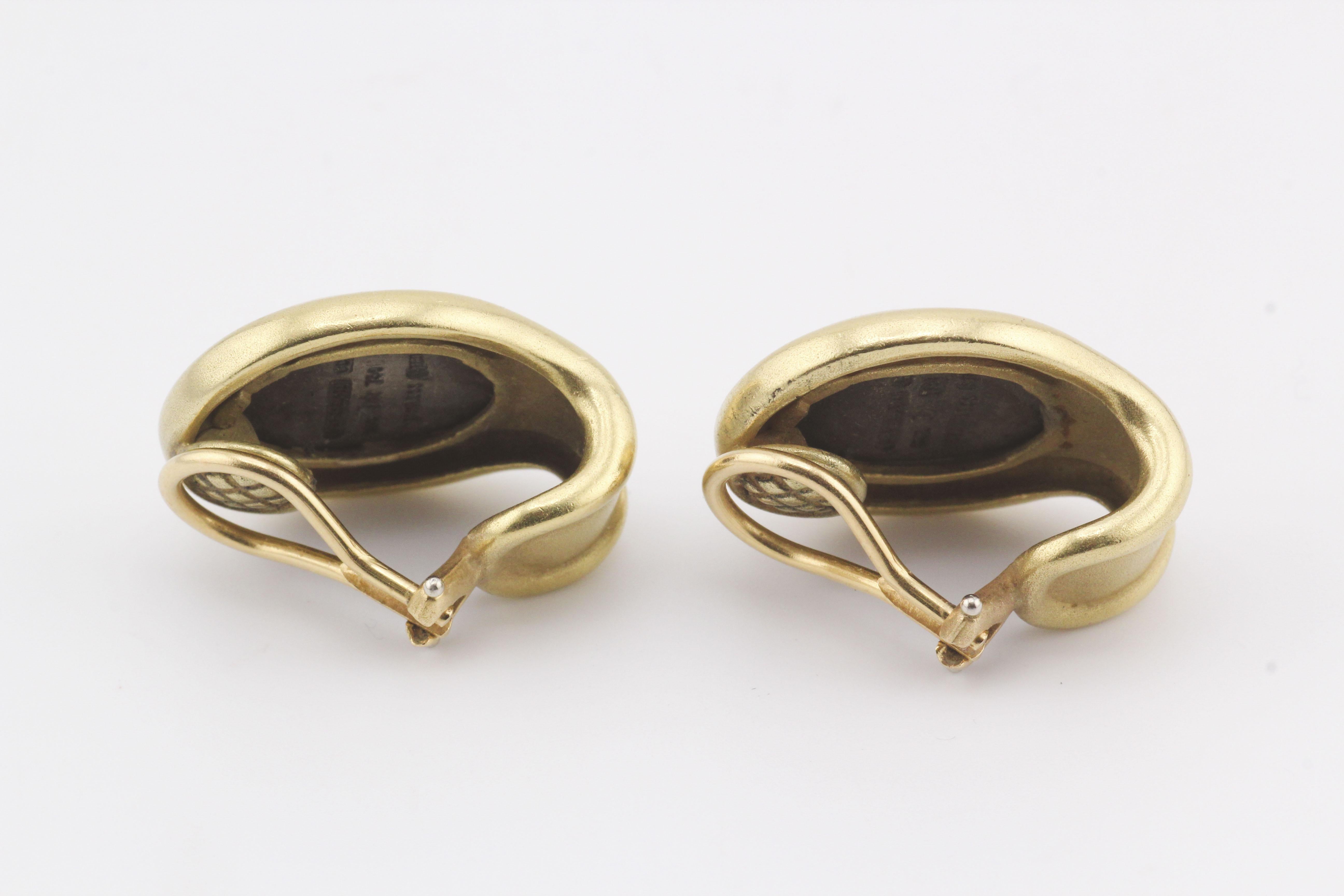 KIESELSTEIN-CORD Dichterkrieger 18k Gelbgold Stahl Kamee Ohrringe Ear Clips im Zustand „Gut“ im Angebot in Simpsonville, SC
