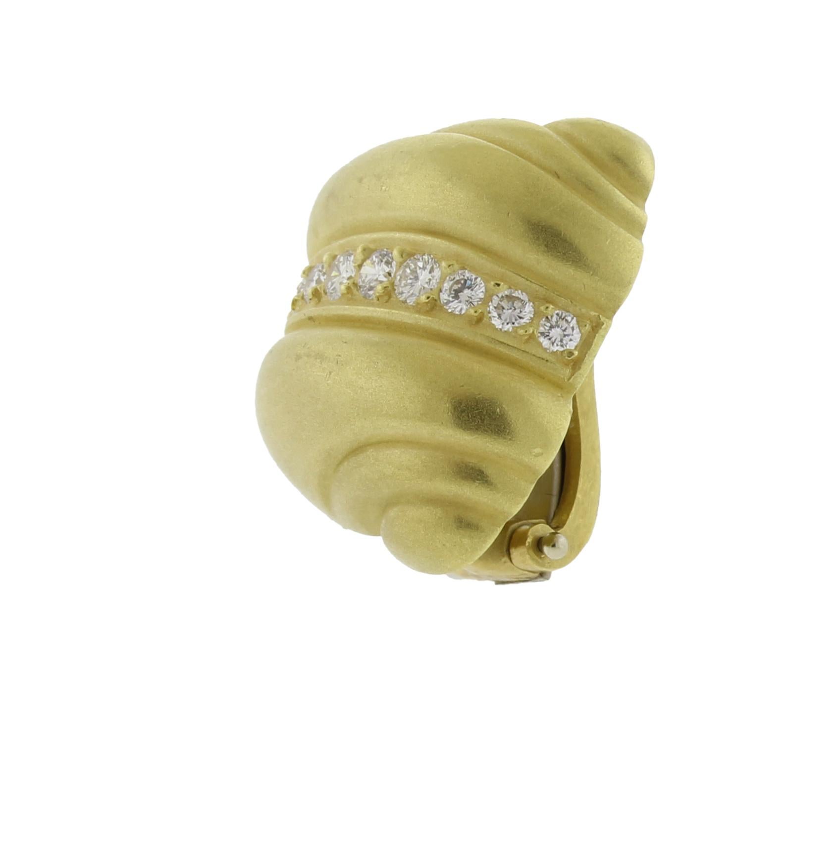 These exquisite Kieselstein-Cord earrings are crafted in 18K yellow gold, featuring a distinctive ridged shell design with the brand’s iconic satin finish for a refined, luxurious touch. A row of 20 brilliant-cut diamonds, totaling approximately