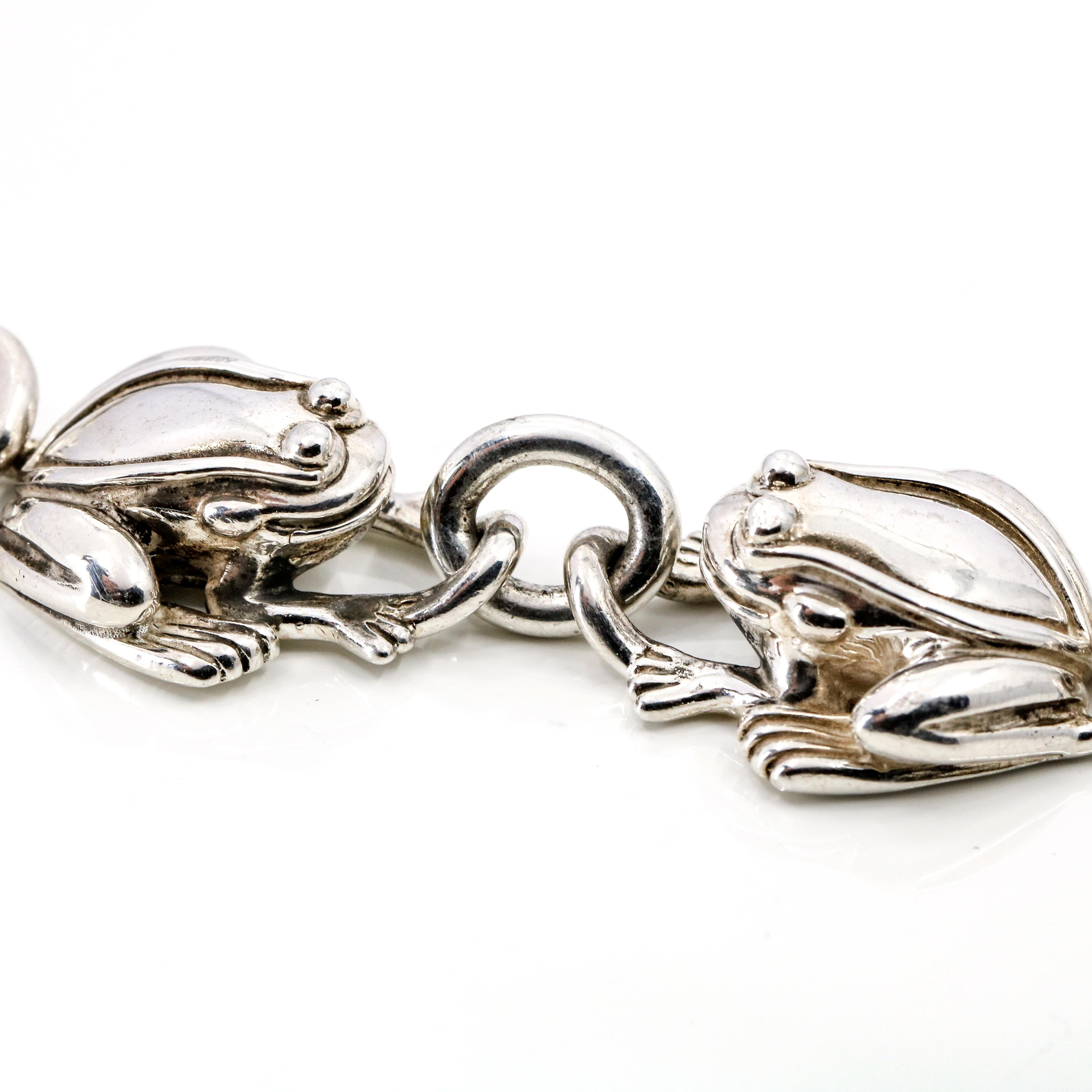 Kieselstein-Cord frog necklace in sterling silver. Circa 1997. All the links are marked with the Kieselstein-Cord signature Sun and Moon symbol. 

Frogs, 31.5mm x 21.5mm x 10mm
Length, 17 inches
Width, 9.5mm
Depth, 2.5mm
Weight, 110.8 grams