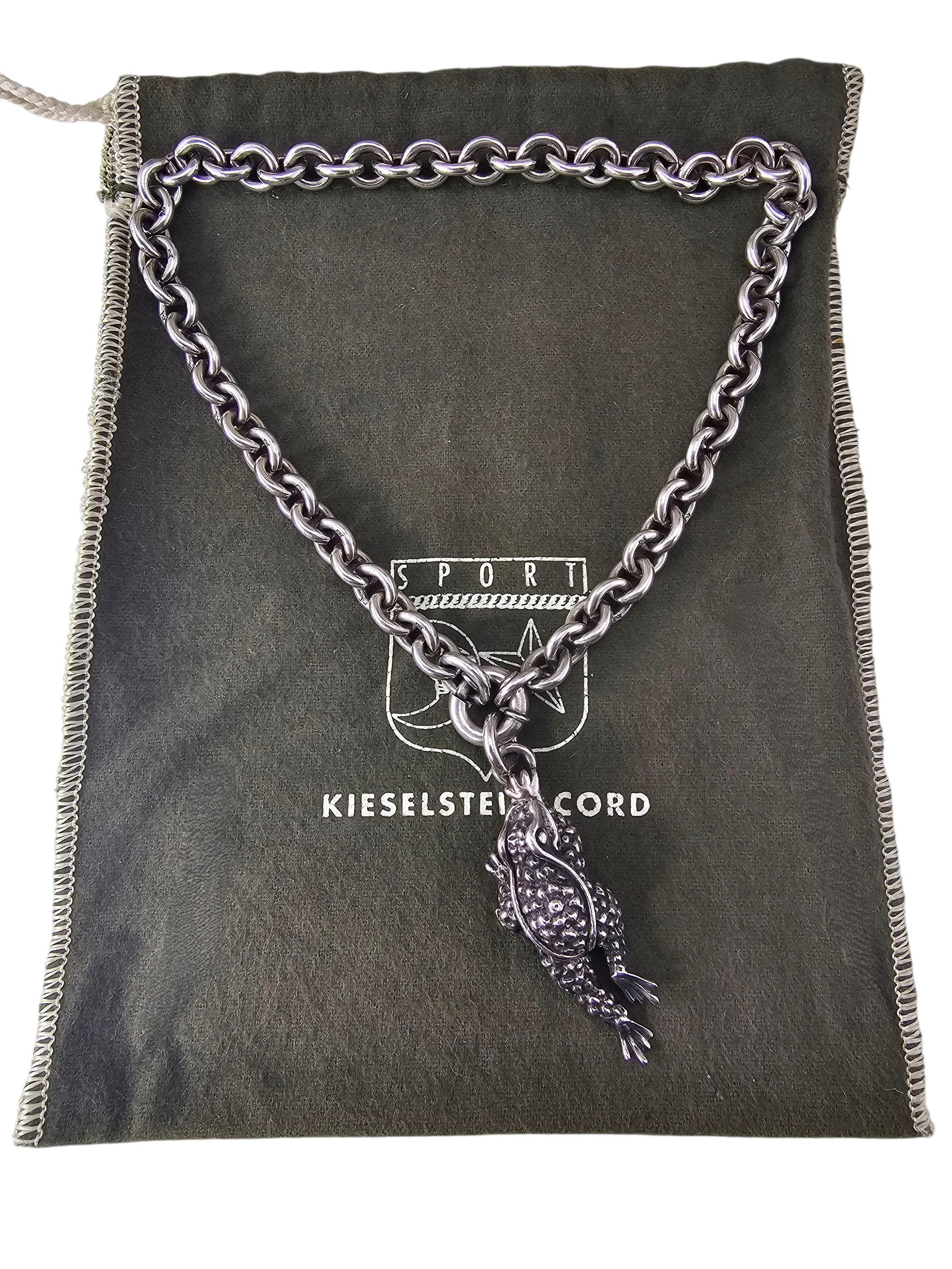 KIESELSTEIN-CORD Collana a forma di rana in argento 925.

Questa sostanziosa collana in argento sterling di KIESELSTEIN-CORD presenta un ciondolo a forma di rana scultorea che è diventato uno dei motivi più riconoscibili della casa. Il ciondolo è