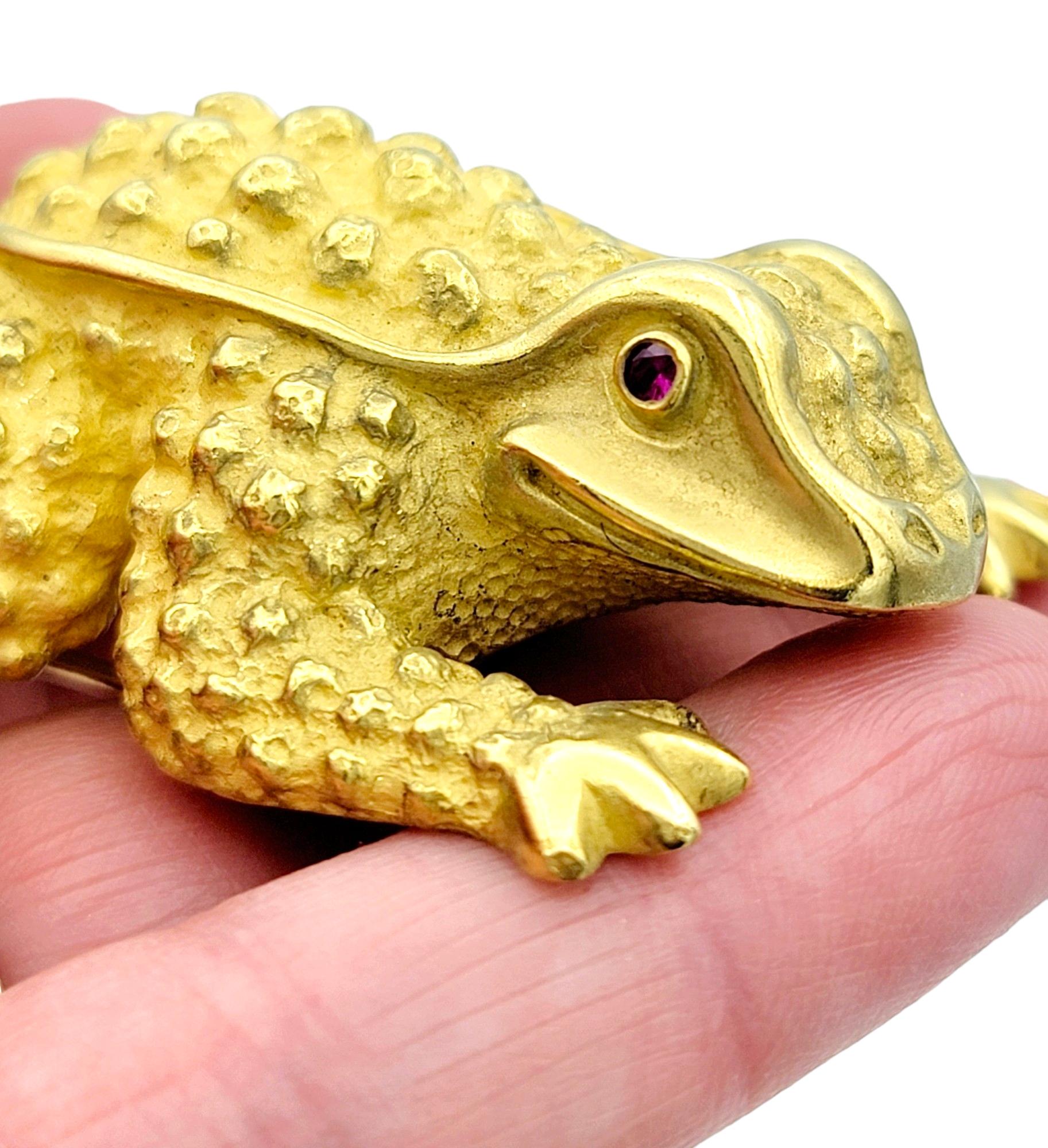 Kieselstein-Cord Textured Toad Brooch with Ruby Eyes in 18 Karat Yellow Gold For Sale 4